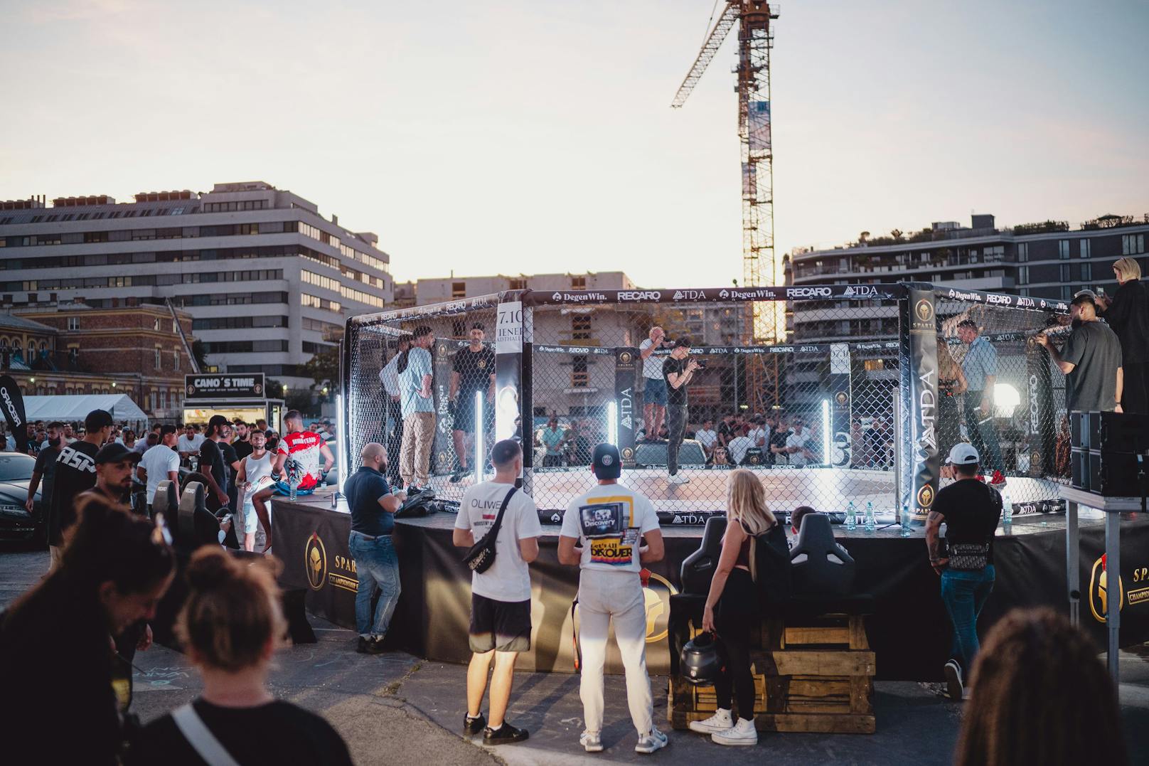 Das letzte Event fand als Open Air statt. Nun soll die Wiener Stadthalle gefüllt werden.