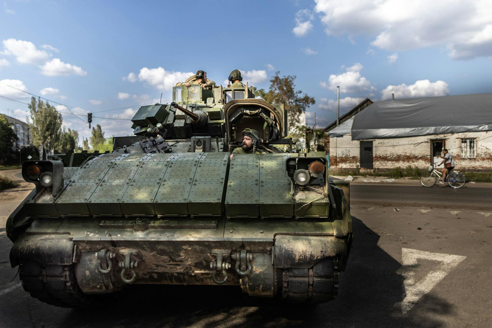 Ukrainische Soldaten mit einem amerikanischen Bradley-Schützenpanzer in der zurückeroberten Frontstadt Orichiw am 17. September 2023.