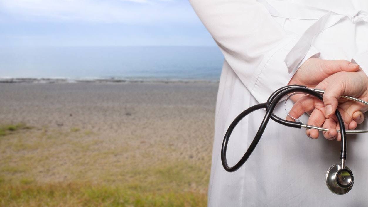 Ein Landarzt soll schwere Verbrechen begangen haben.