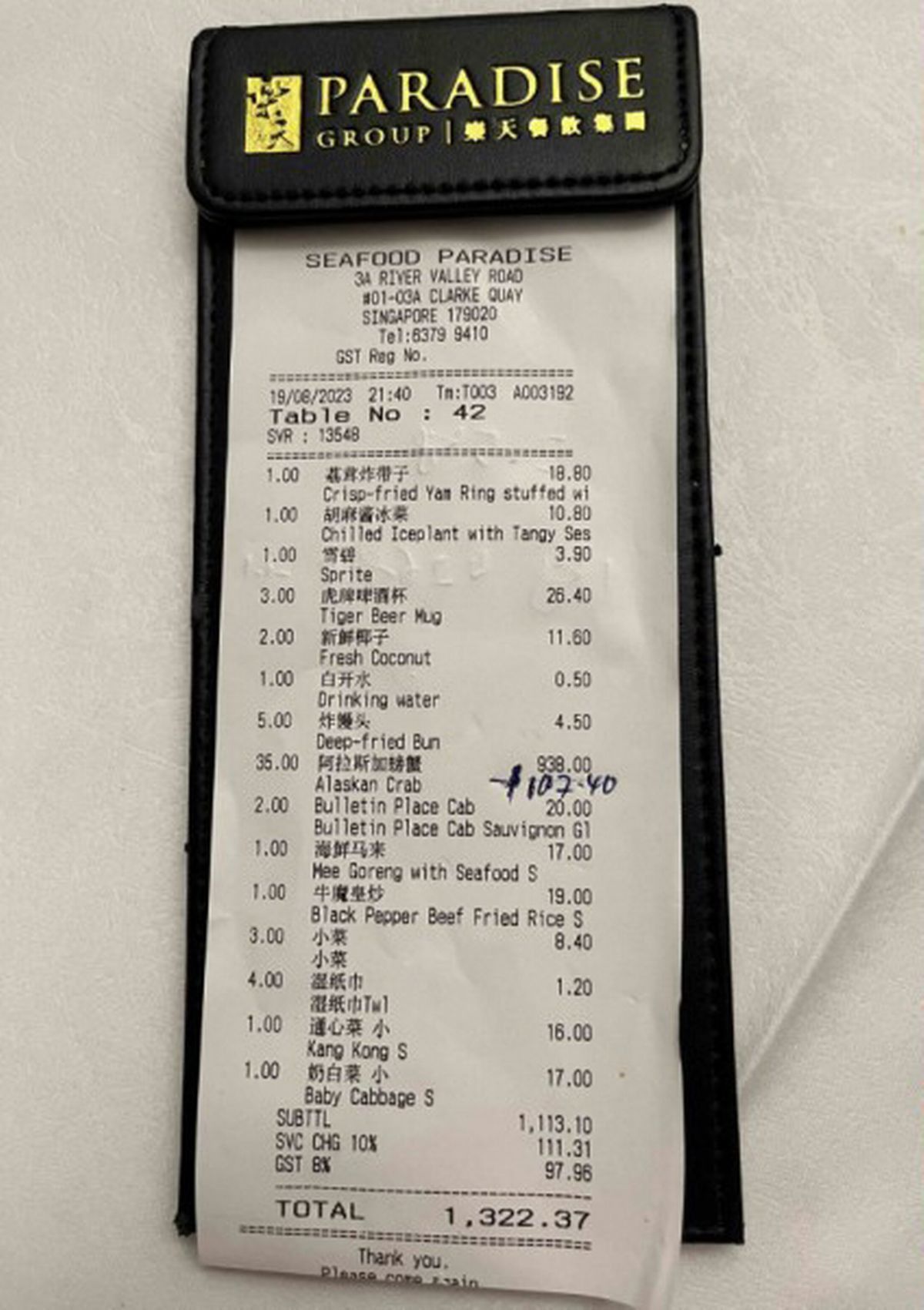 Als die Gruppe die Rechnung bekommt, verschlägt es ihr die Sprache.