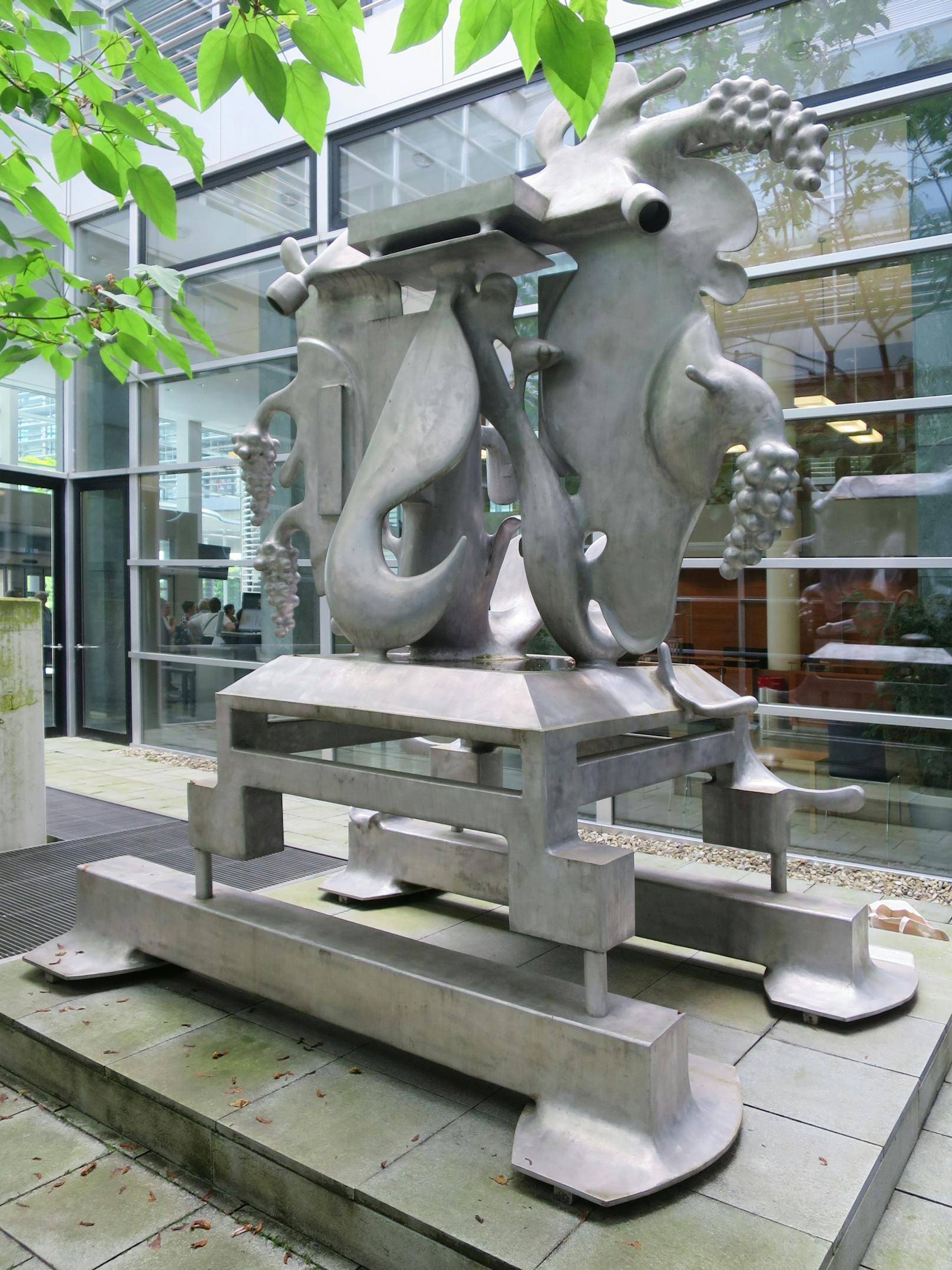 Bisher war die Gironcoli-Skulptur im St. Pöltner Regierungsviertel ausgestellt.