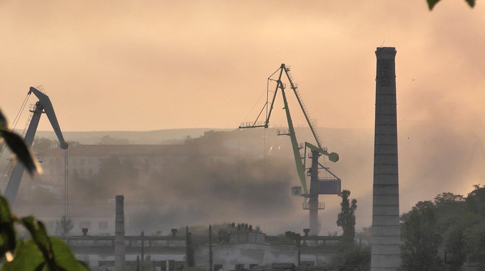 Durch den Raketenbeschuss wurde auch das <strong>Landungsschiff "Minsk"</strong> schwer beschädigt.