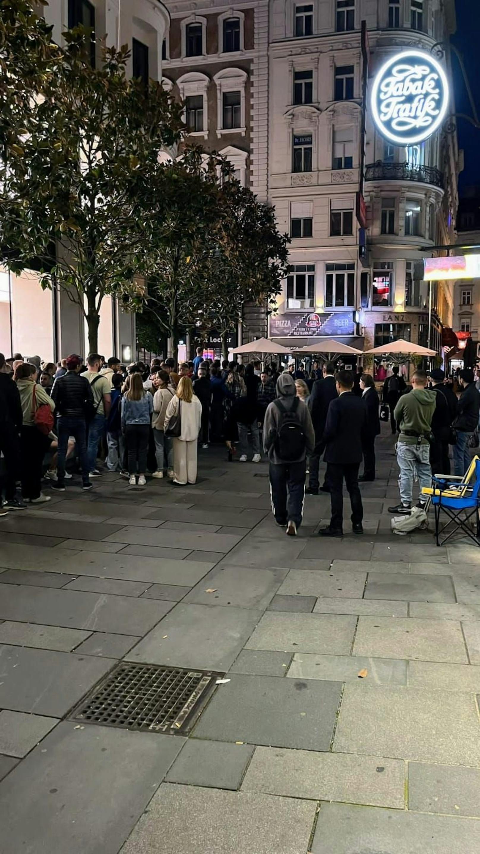 Hunderte Wiener campieren für iPhone 15 vor Apple-Store