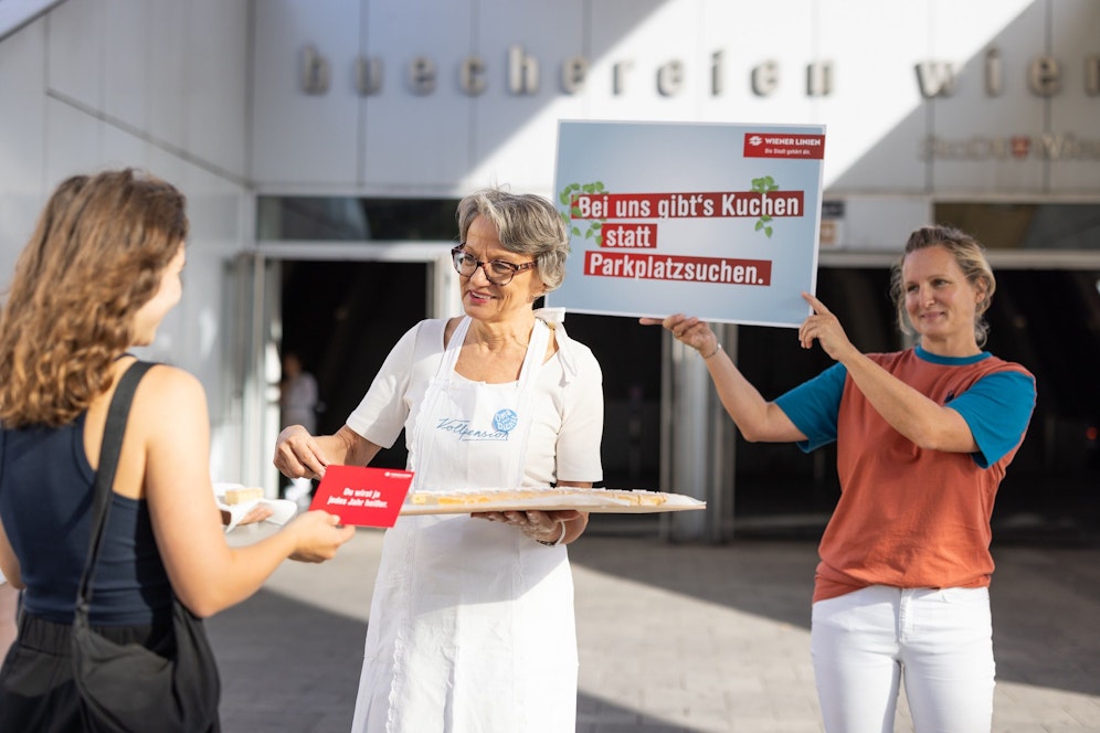 Provokante Sprüche sowie süßen Kuchen gab es am Freitag an mehreren Öffi-Stationen abzustauben.
