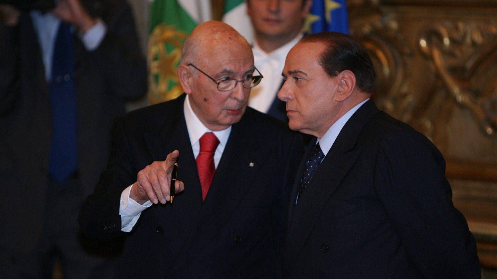 Vielfach galt Napolitano als moralisches Korrektiv zum populistischen Regierungschef <strong>Silvio Berlusconi</strong>&nbsp;(rechts).