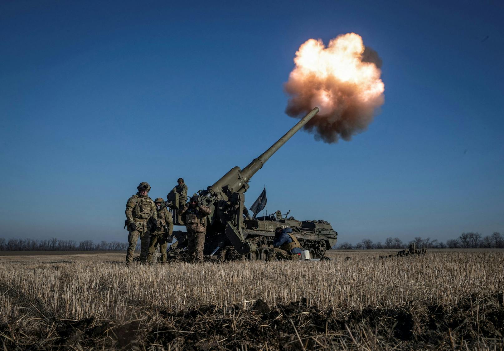 Eine 2S7 "Pion" der Ukrainer nimmt russische Stellungen an der Front bei Bachmut unter Beschuss. Archivbild, Jänner 2023.