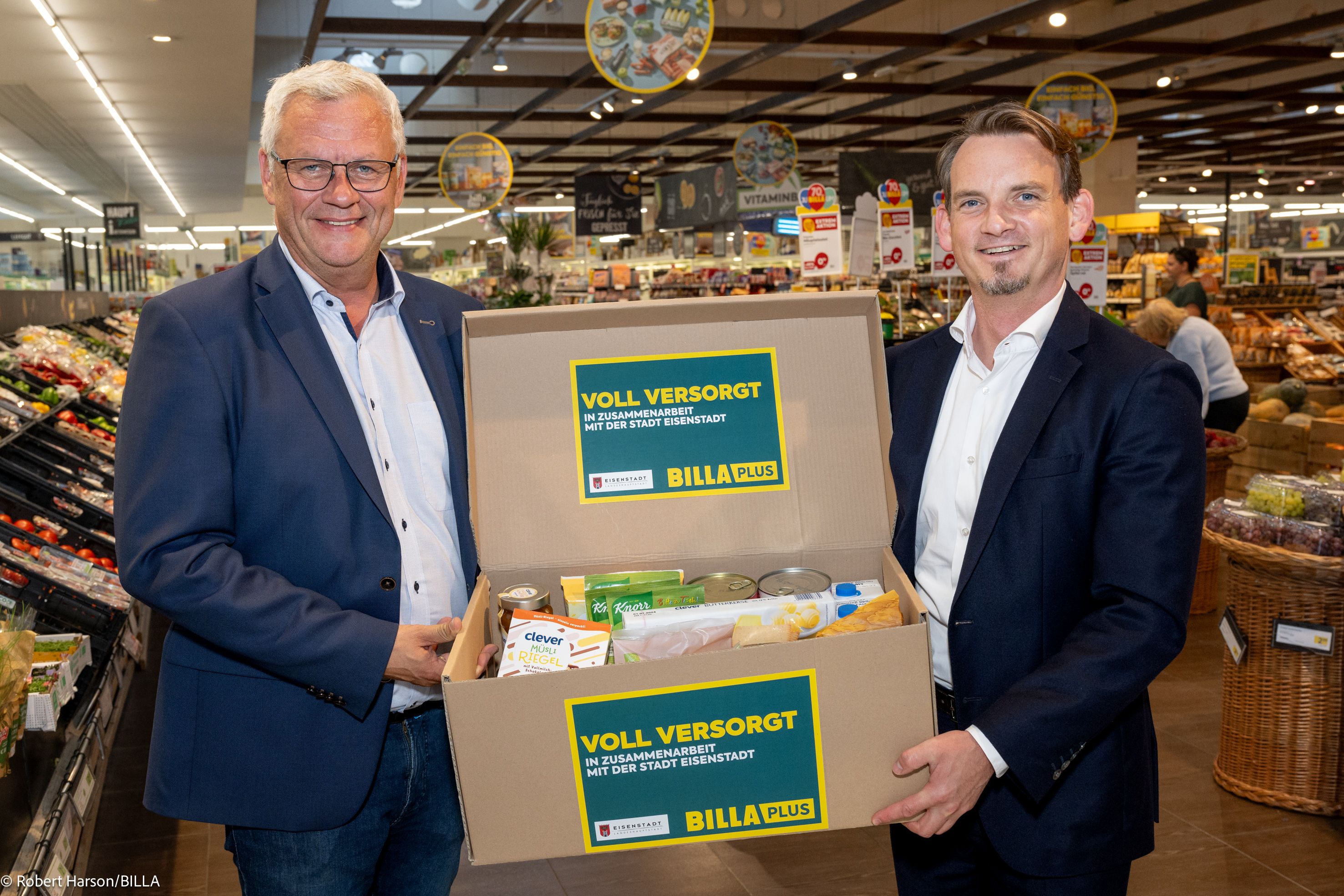 Blackout-Kisterl: Bürgermeister Thomas Steiner und Vertriebsdirektor Stefan Weinlich stellten es vor.