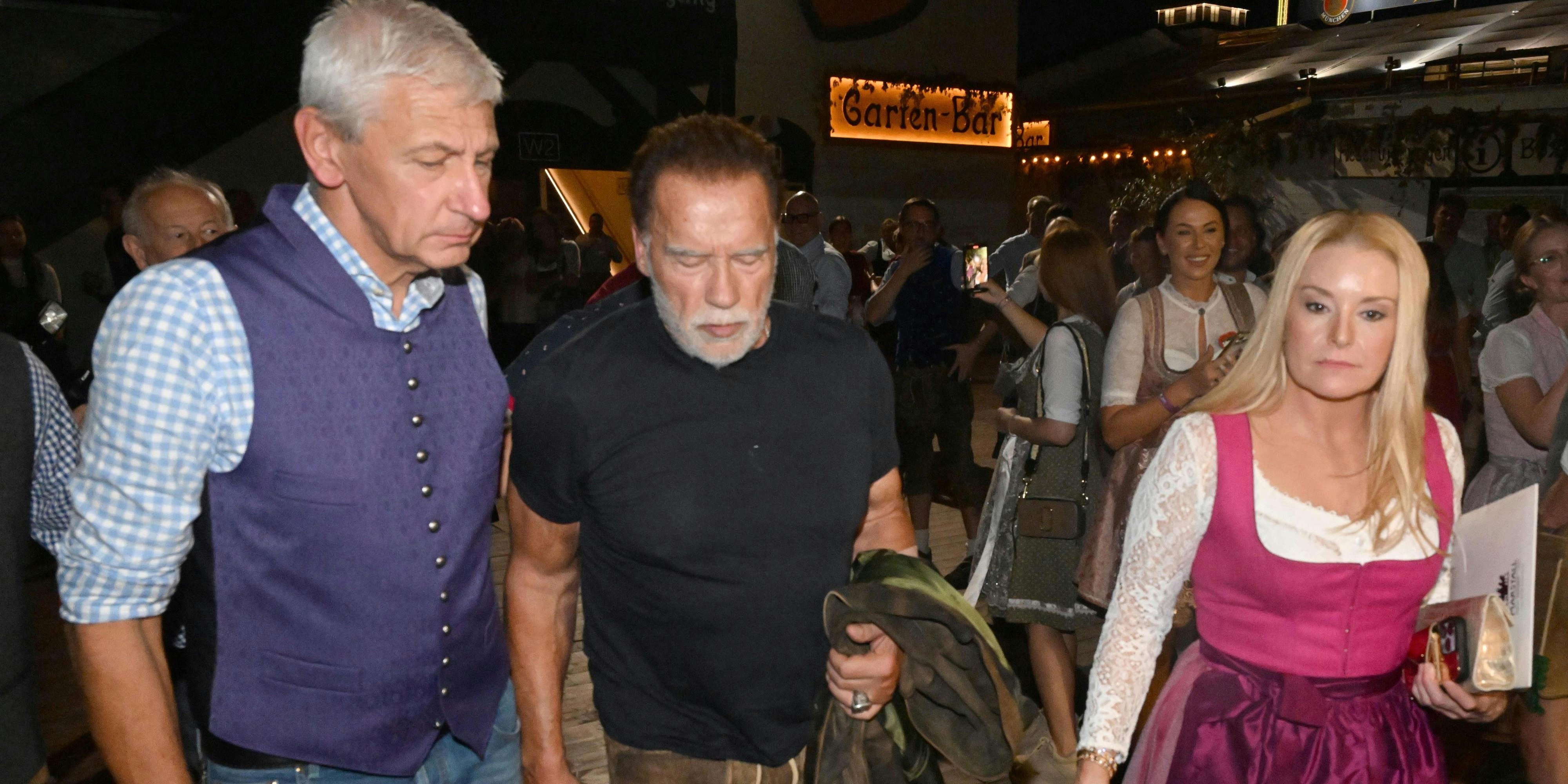 Arnold Schwarzenegger war mit Heather Milligan am Oktoberfest (hier mit Wiesen-Wirt Siegfried Able im Bild).