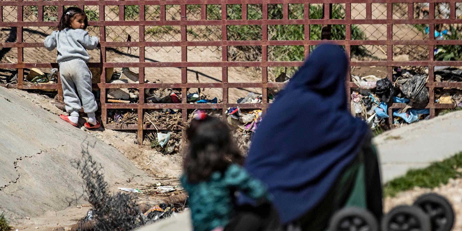 Eine Frau sitzt im Camp Roj in Syrien. Hier befinden sich mehrere Österreicherinnen, die jetzt nach Hause wollen.