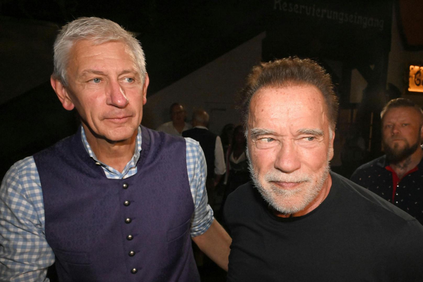 Arnold Schwarzenegger und seine Begleitung wurden von Wiesn-Wirt Siegfried Able empfangen.
