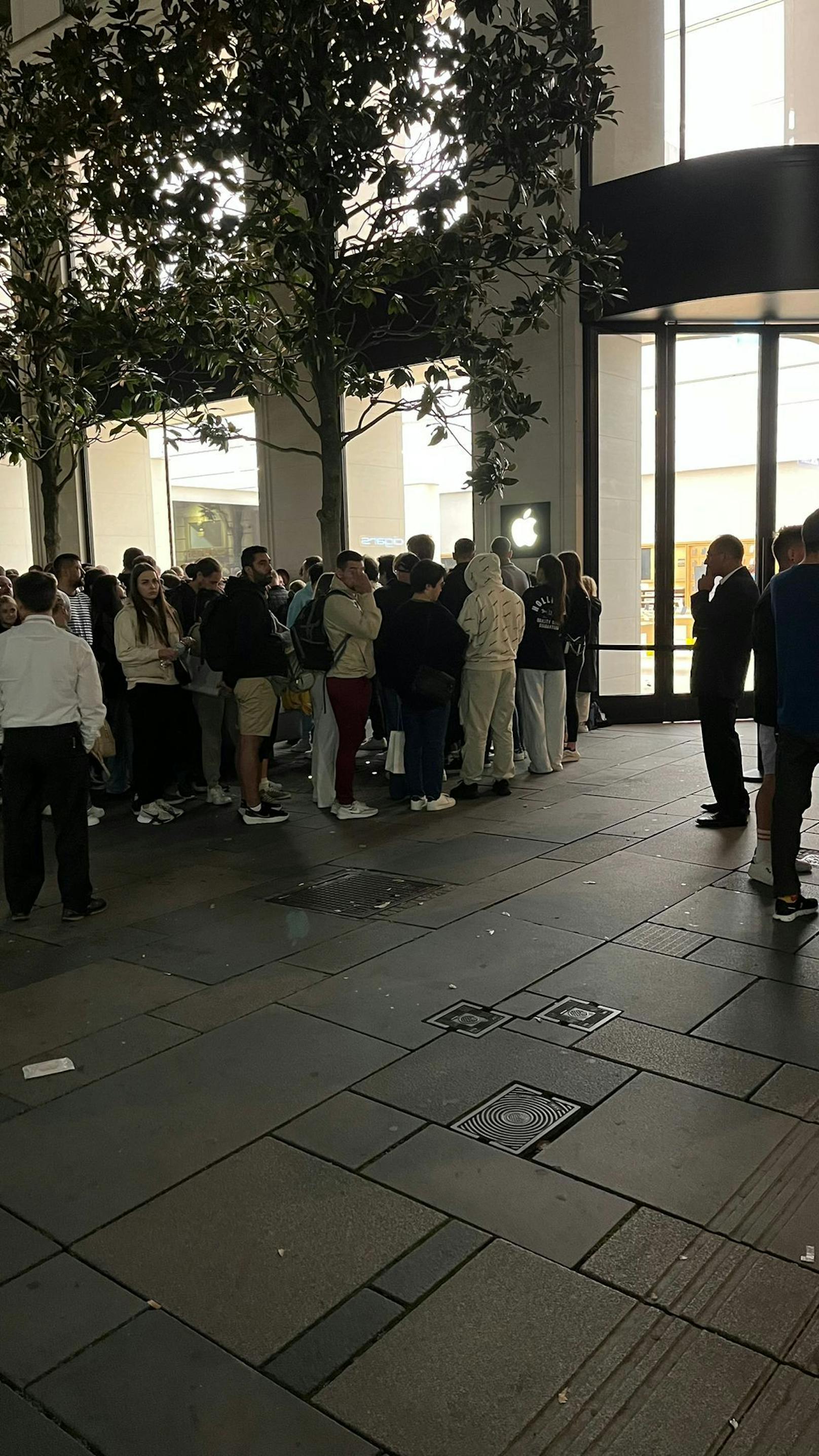 Der Ansturm vor dem Apple-Store um 6 Uhr.
