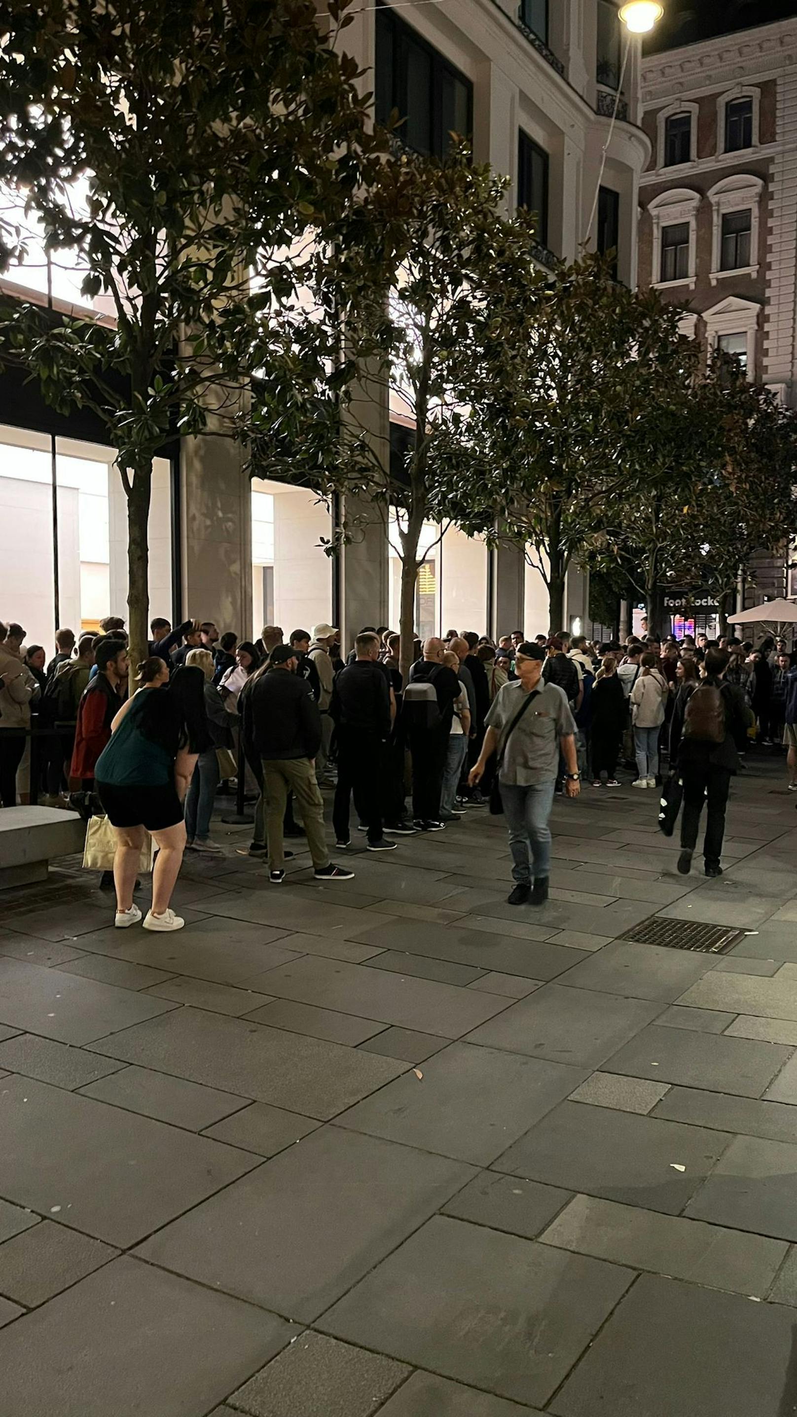 Der Ansturm vor dem Apple-Store um 6 Uhr.