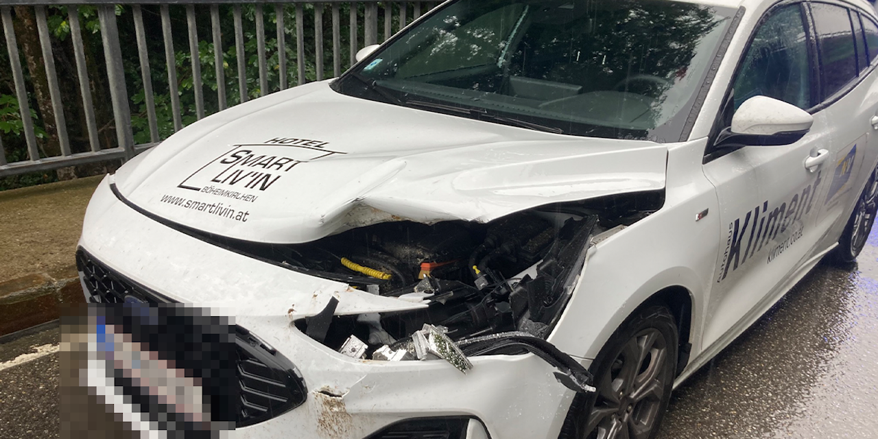Heute.at - Fels auf Auto gestürzt – Lenker (27) hatte Glück