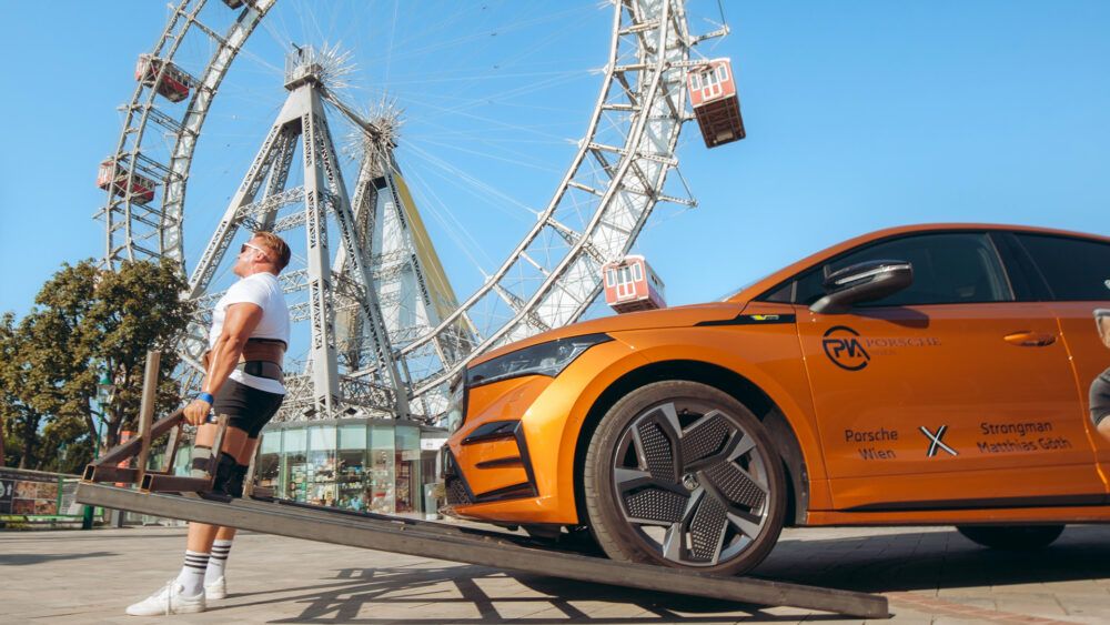 Strongman Matthias Göth hebt seinen 2,4 Tonnen schweren SUV – für einen guten Zweck. 