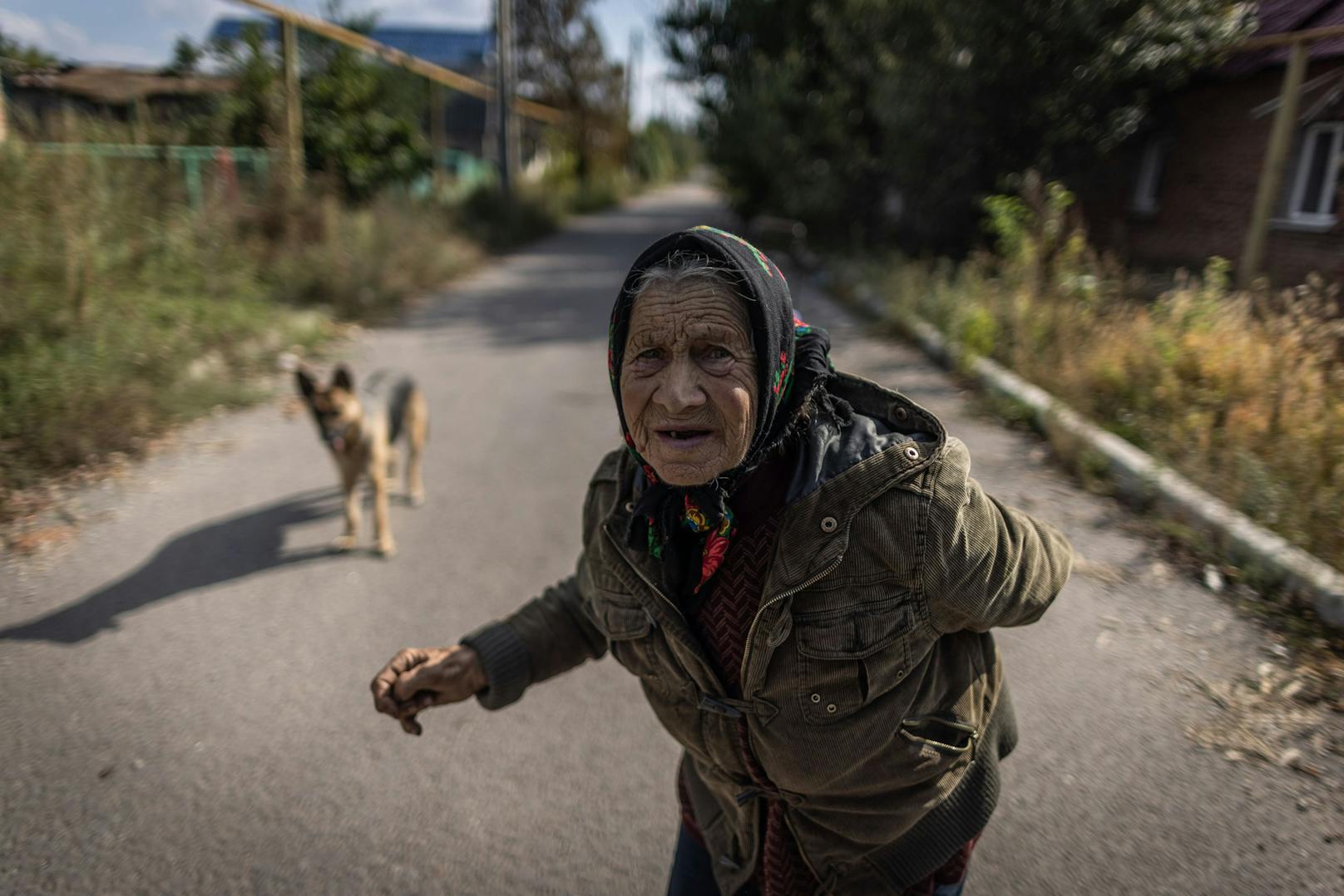 Vor dem Krieg hatte die Stadt rund 14.000 Einwohner, die meisten sind geflohen. Die 60-jährige Dina und ihr Hund sind eine der wenigen Zivilisten, die noch hier sind.