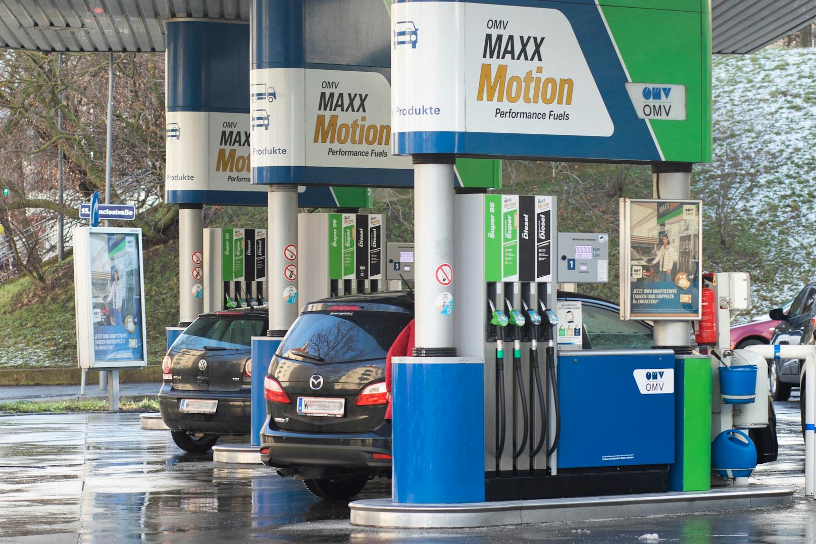 Autos an Zapfsäulen einer OMV-Tankstelle. Ab Jahreswechsel wird der Liter Sprit wieder teurer.