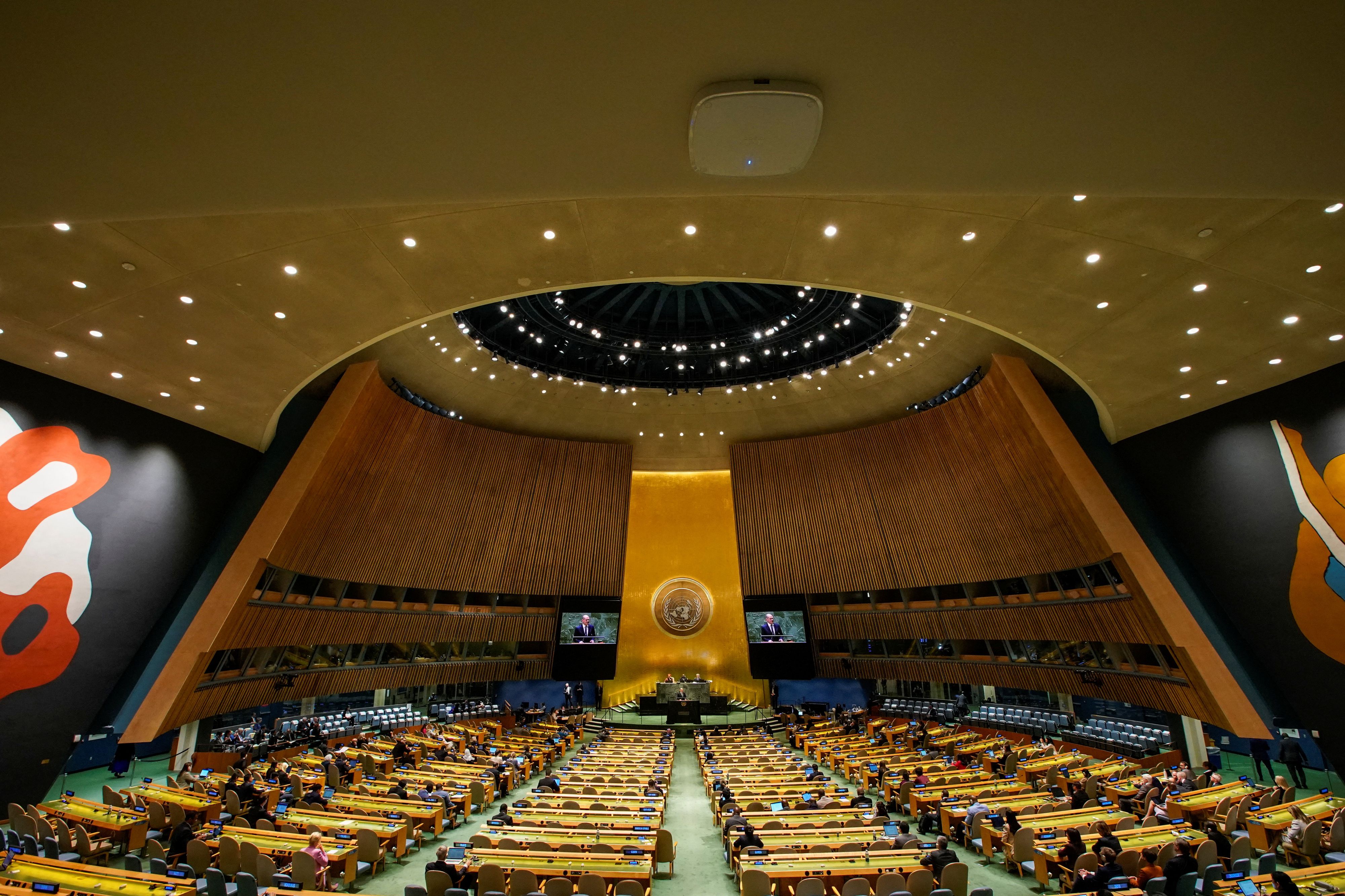 Kaum Zuhörer bei der Rede vom deutschen Bundeskanzler.