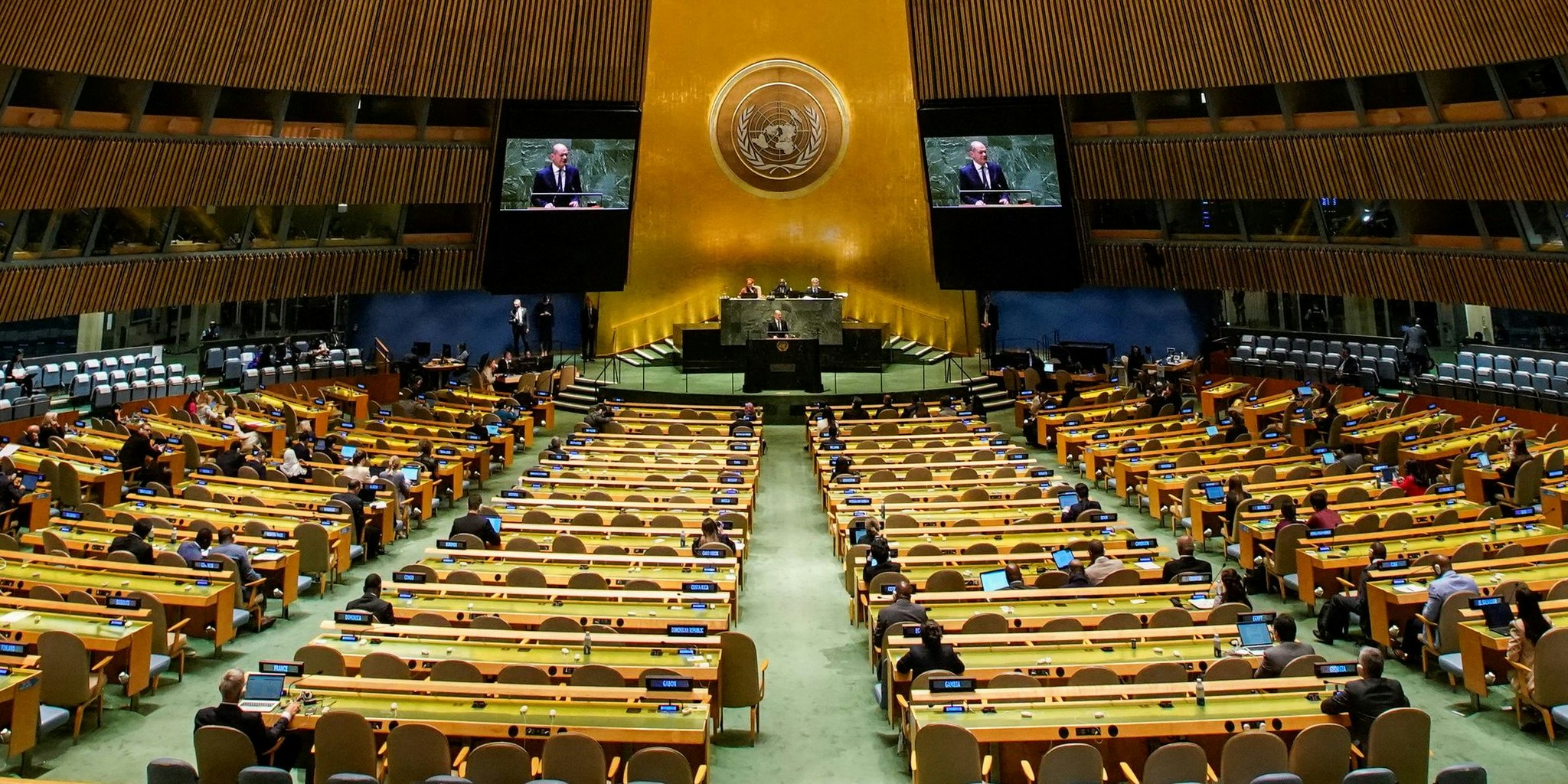 Kaum Zuhörer bei der Rede vom deutschen Bundeskanzler.