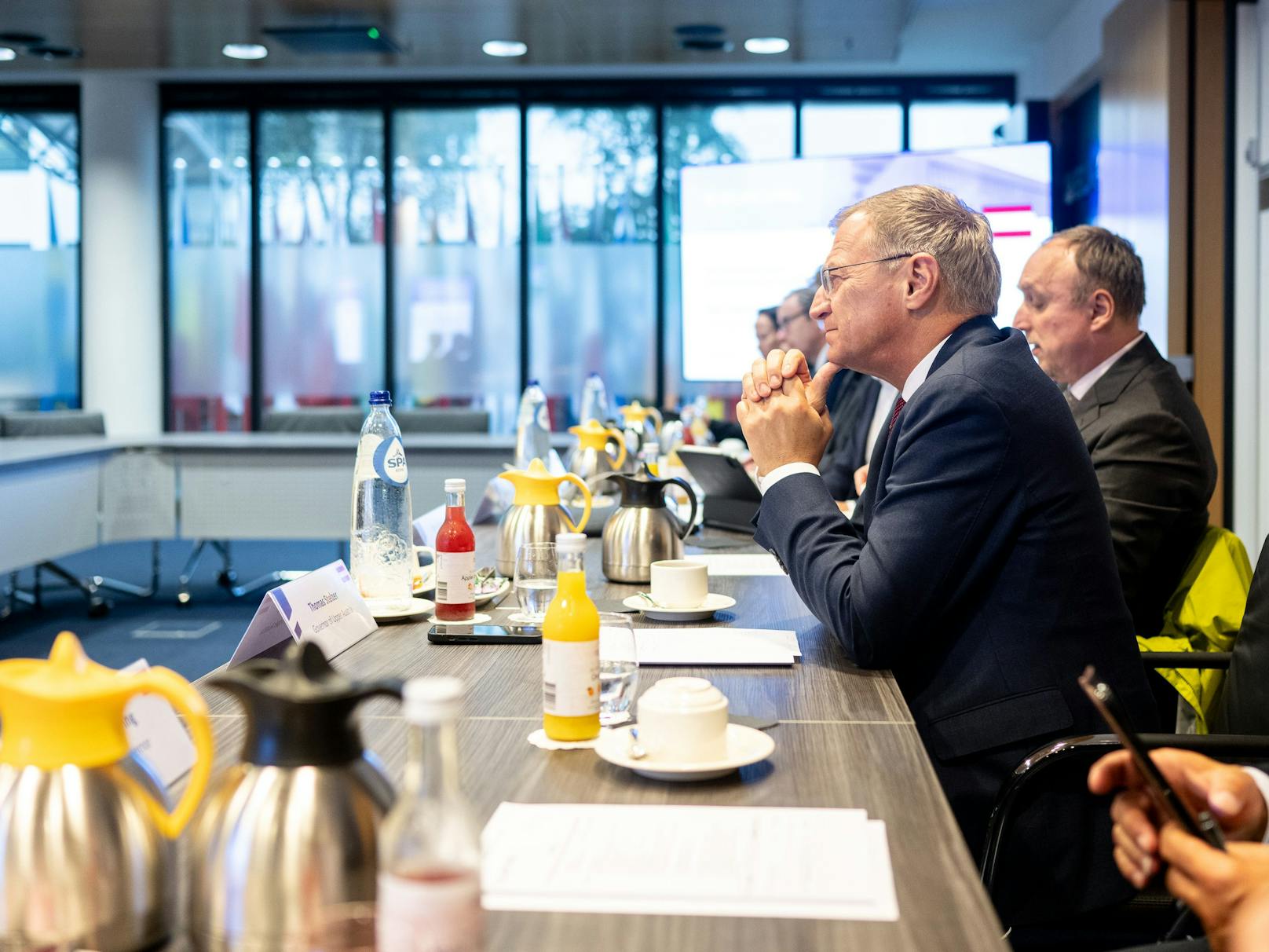 Eine Delegation aus OÖ rund um LH Thomas Stelzer (ÖVP) war in den Niederlanden. Im Bild beim Besuch von Europol in Den Haag. 