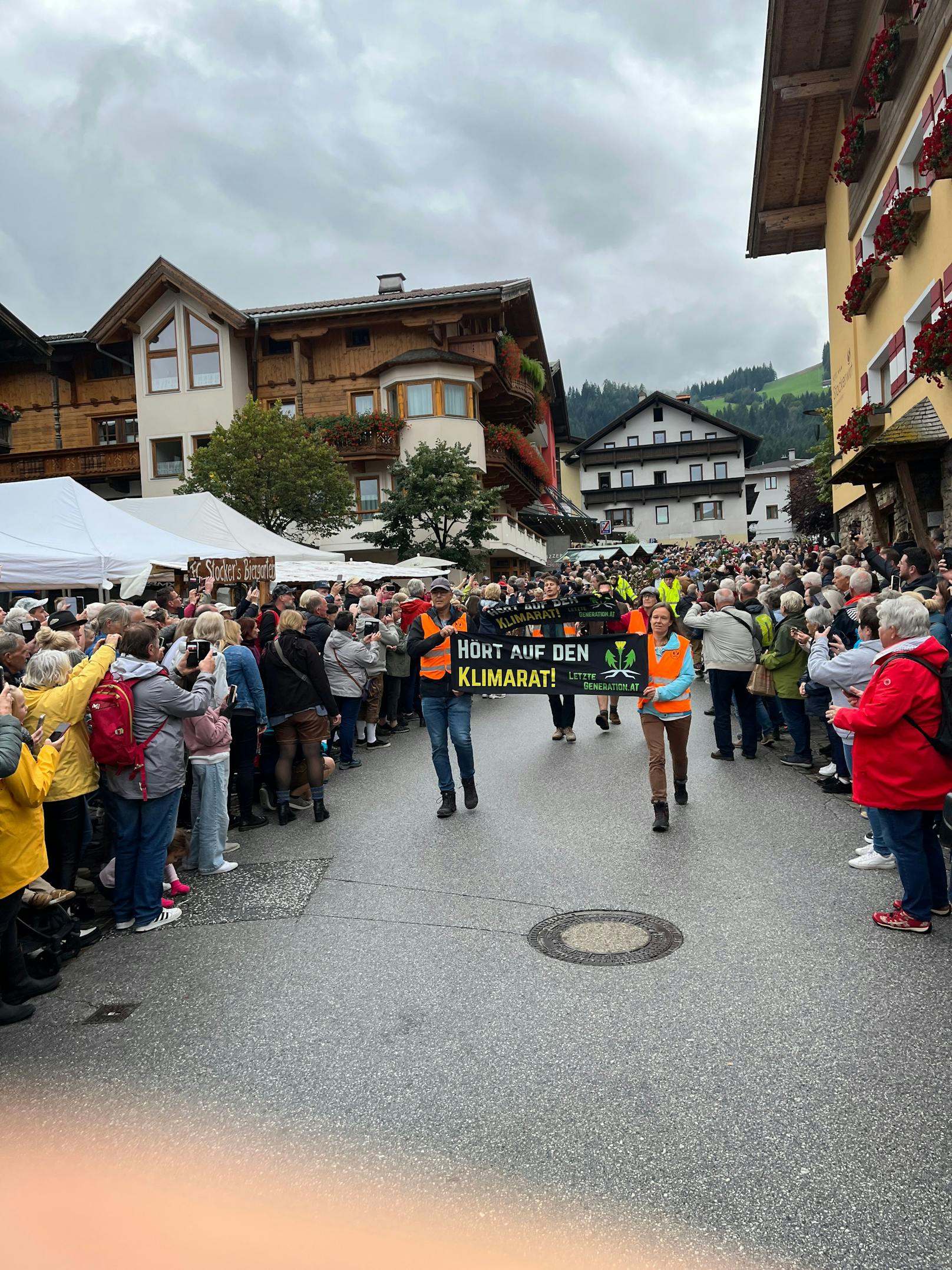 Klima-Aktivisten störten einen Almabtrieb in Tirol.