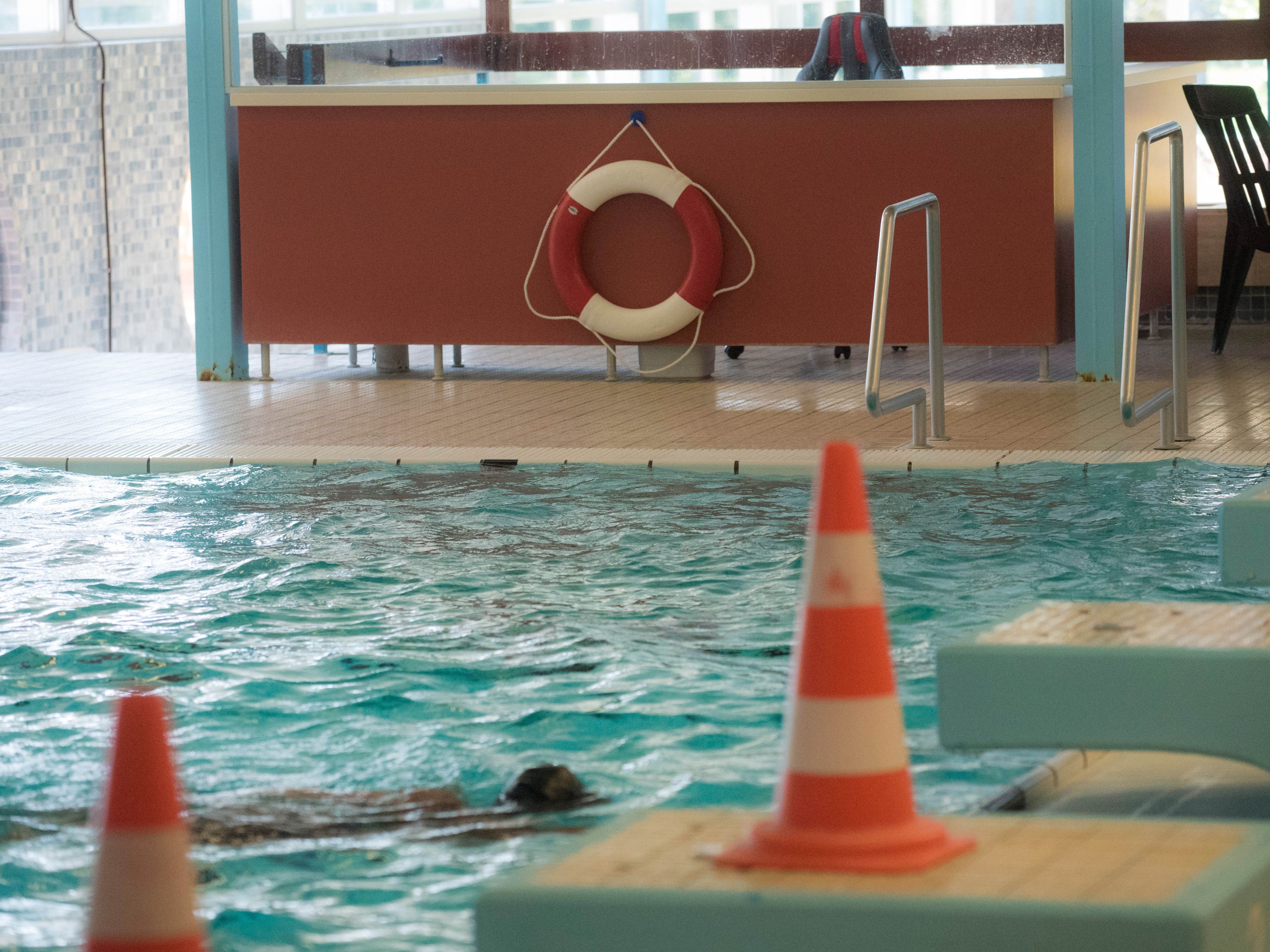 Die Mutter entdeckte ihr Kind bewusstlos am Boden treibend. (Symbolbild)