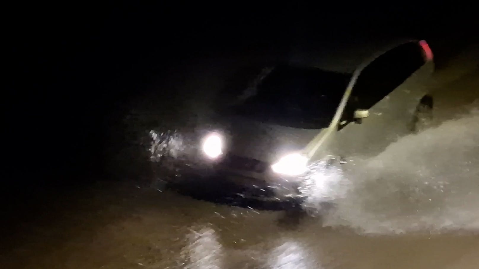 Blitzschnell wurden in Šibenik an der Adriaküste Kroatiens die Straßen vollkommen überflutet.