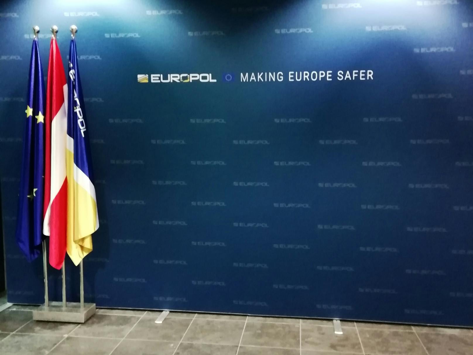 "Willkommen im sichersten Gebäude Europas", begrüßt eine freundliche Mitarbeiterin die Delegation auf Englisch.