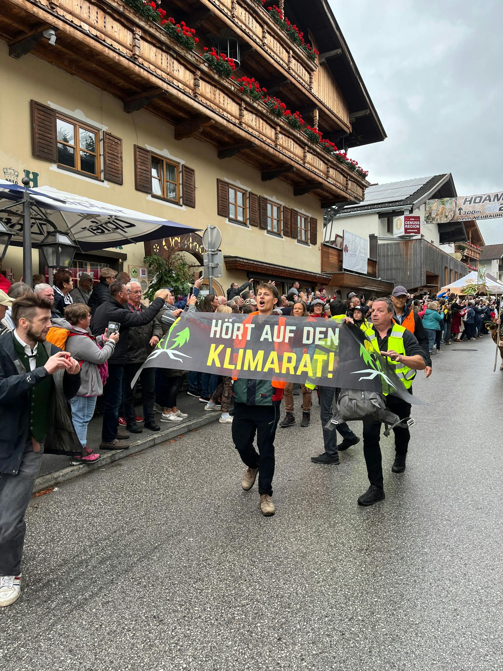 Klima-Aktivisten störten einen Almabtrieb in Tirol.