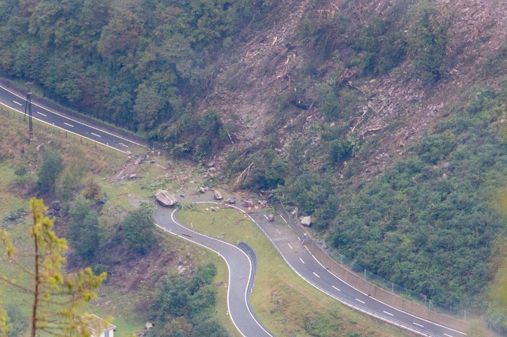 Der Straßenbelag wurde schwer beschädigt, die Strecke bleibt derzeit gesperrt.