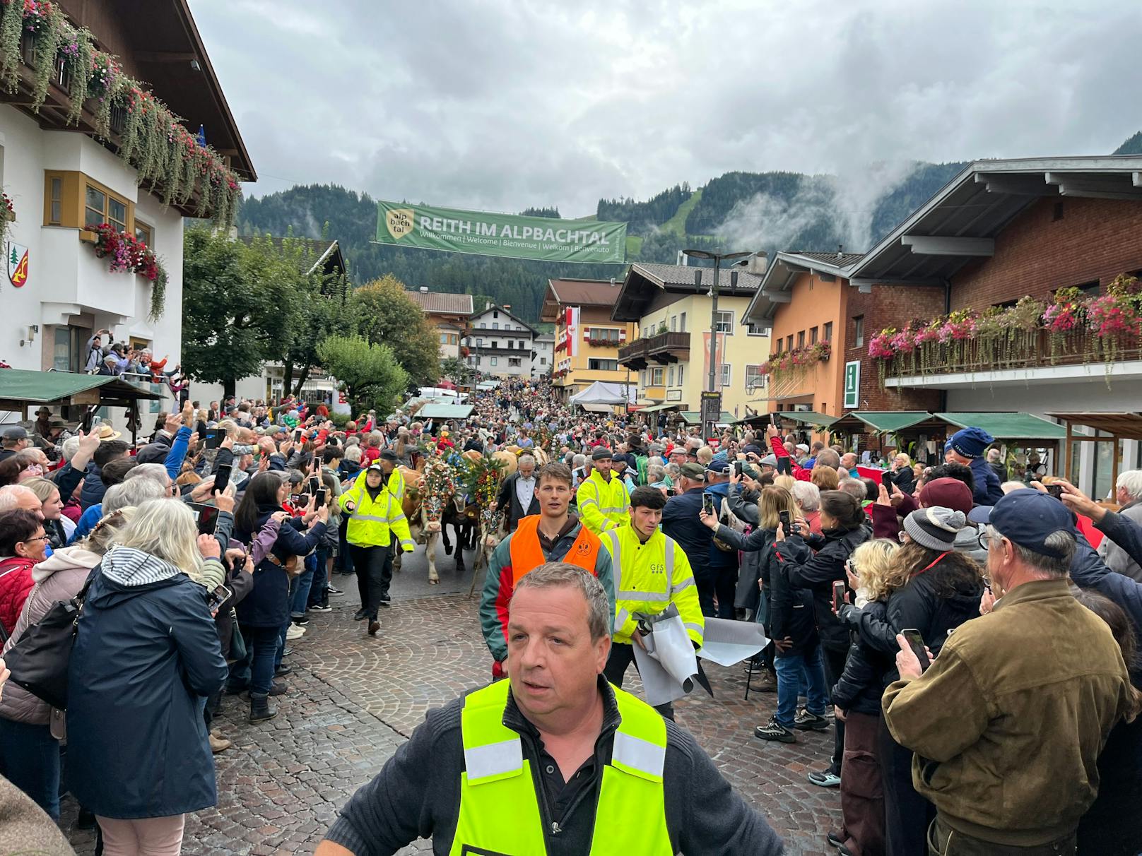 Klima-Aktivisten störten einen Almabtrieb in Tirol.