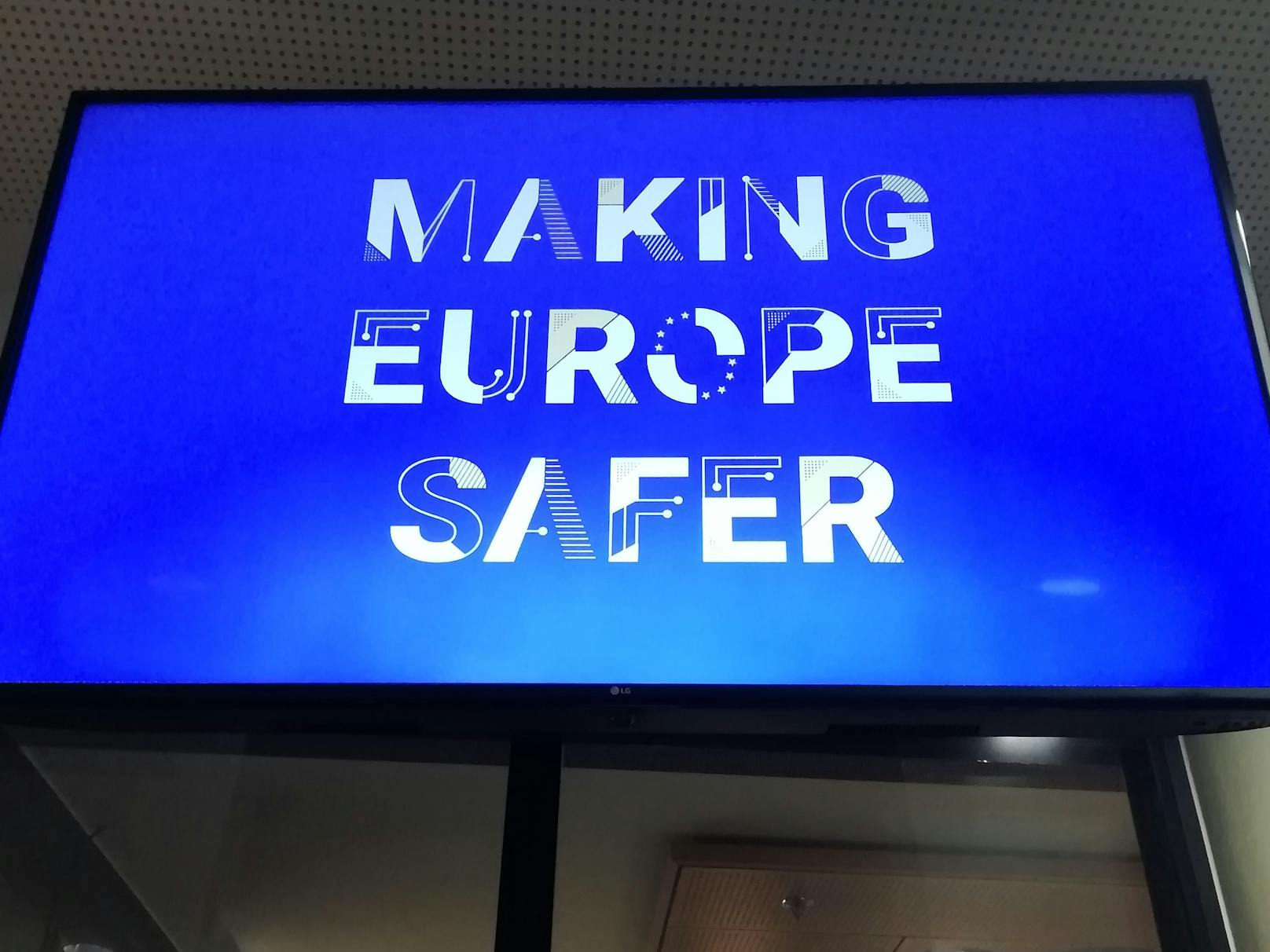 Zwei Aspekte müssen erfüllt sein, dann nimmt sich Europol des Falles an: Es soll sich um schwere organisierte Kriminalität handeln und eine Landesgrenze muss überschritten werden.