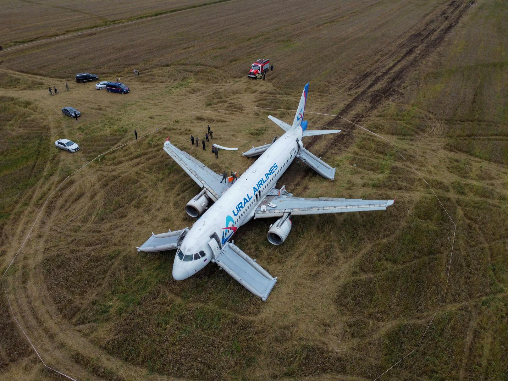 Der Ural-Airbus musste auf einem Weizenfeld notlanden.