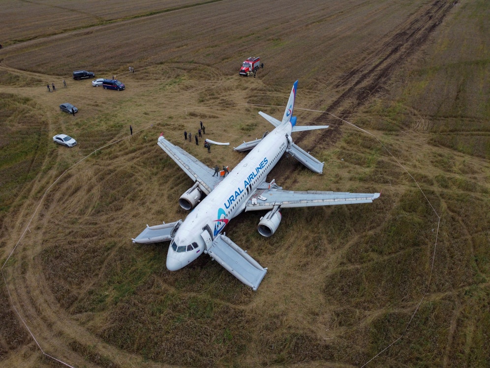 Der Ural-Airbus musste auf einem Weizenfeld notlanden.