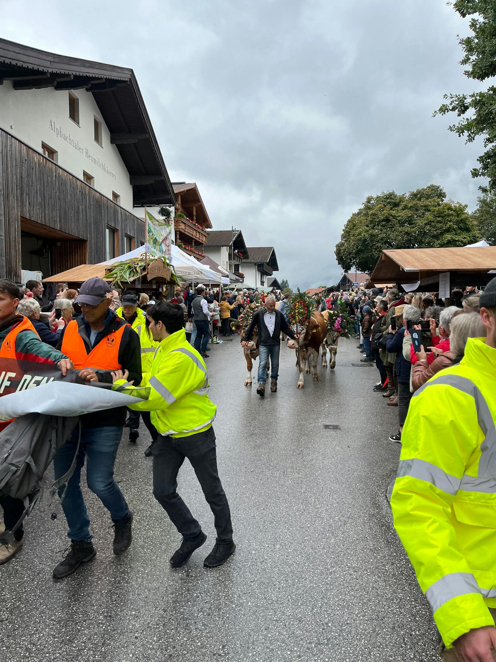 Klima-Aktivisten störten einen Almabtrieb in Tirol.