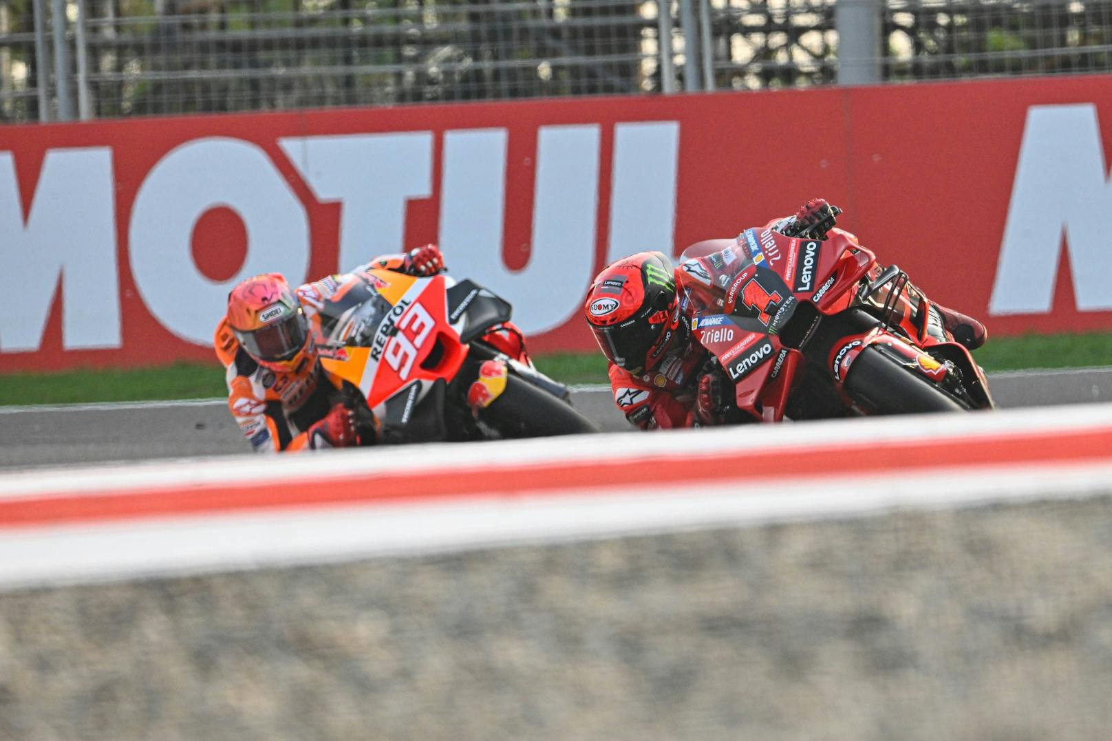 Marquez und Bagnaia werfen beide ihr Rennen weg.