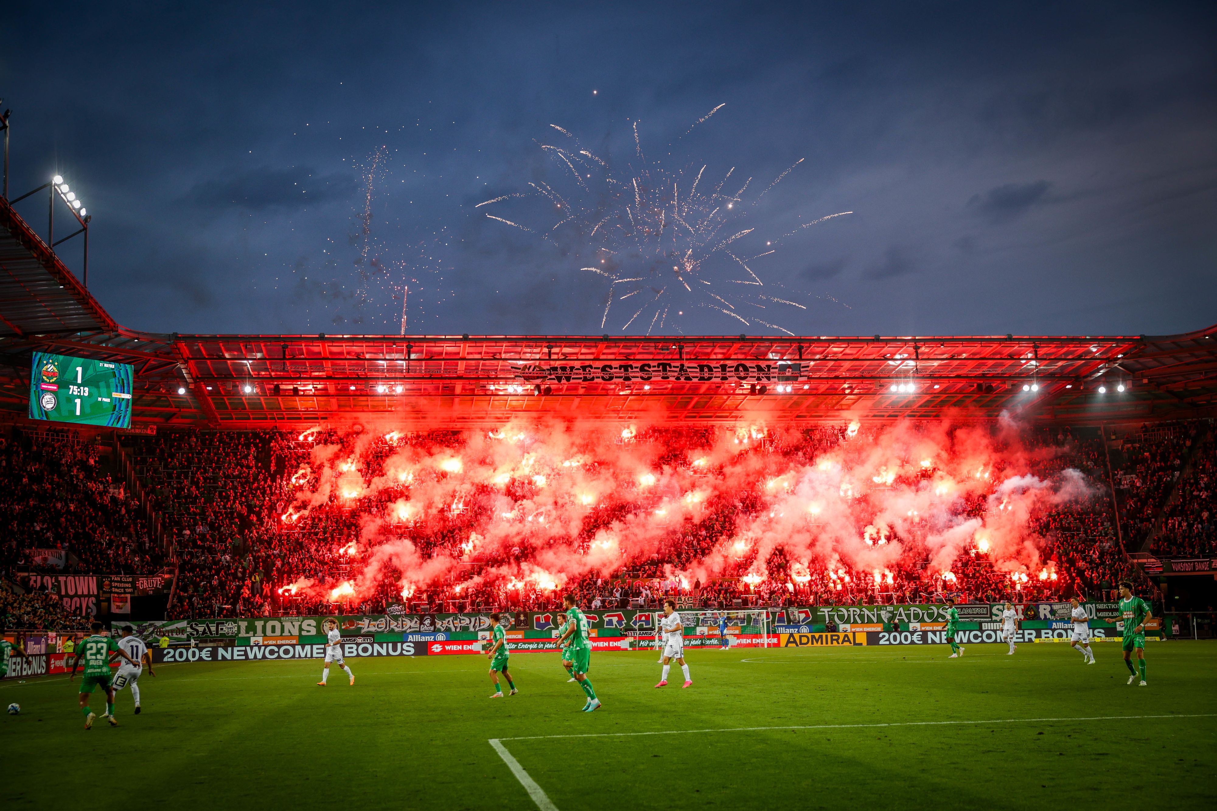Wilde Pyro-Shows im Allianz Stadion