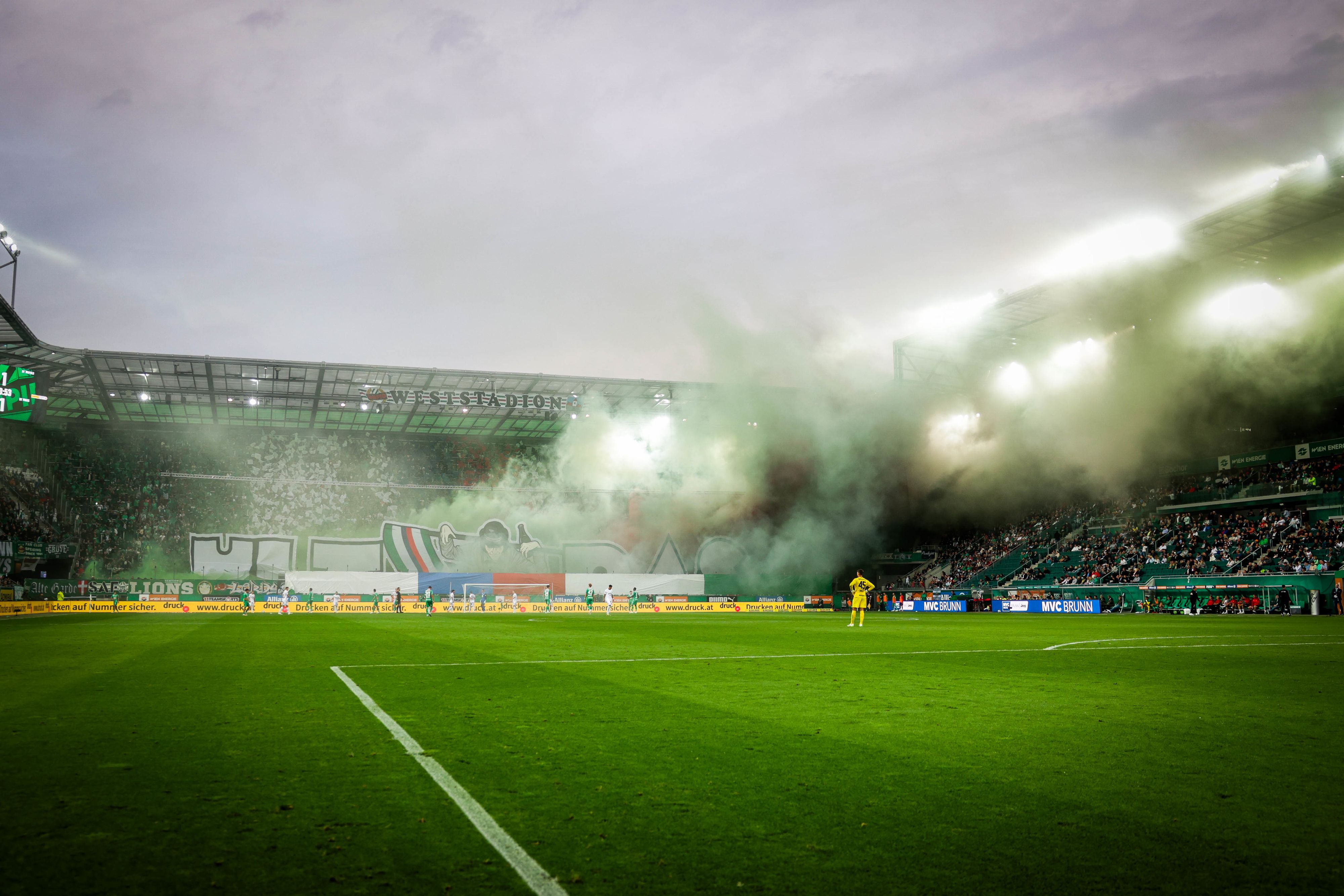Der grün-weiße Rauch nebelte das Stadion ein.