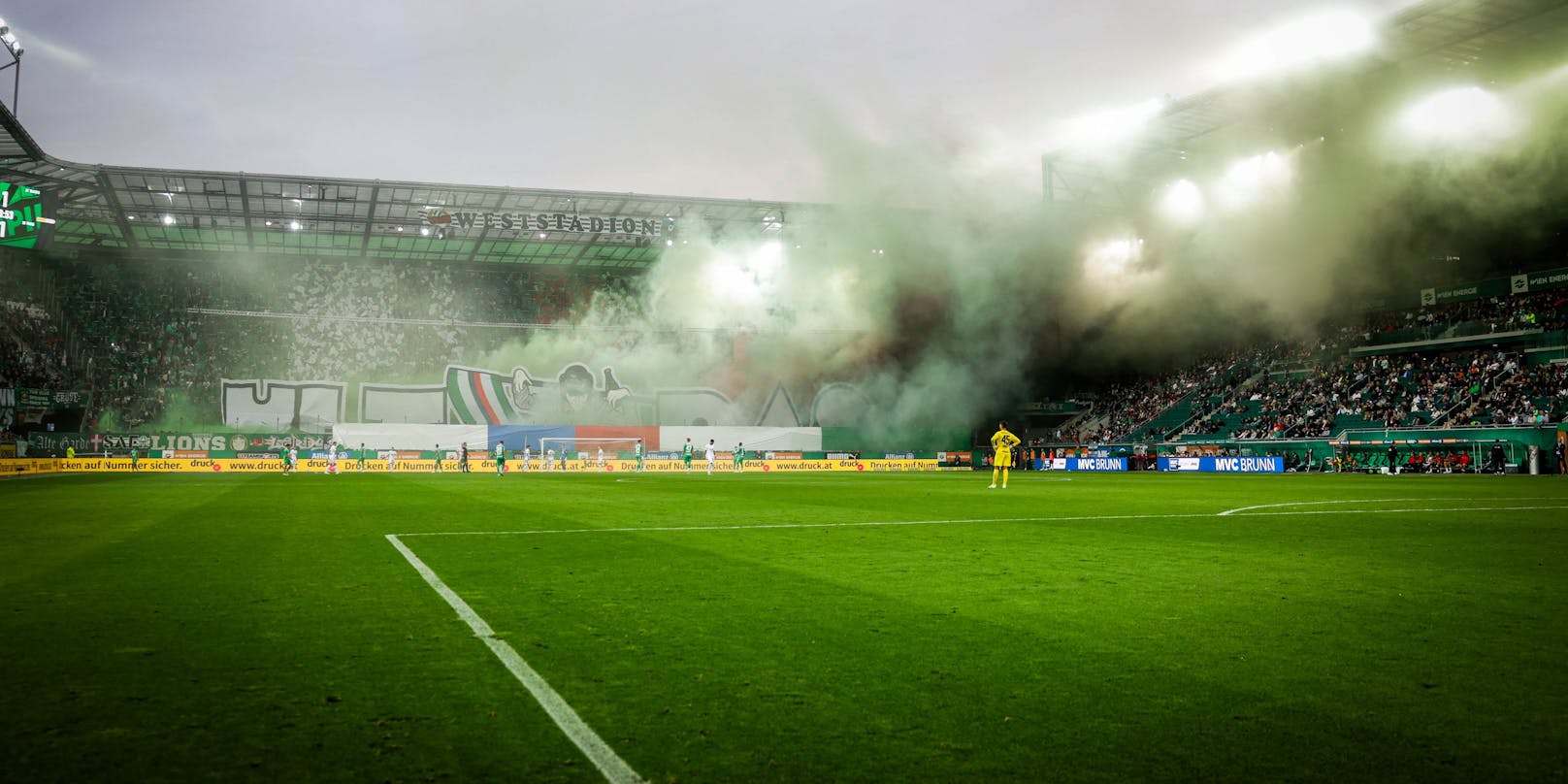 Der grün-weiße Rauch nebelte das Stadion ein.