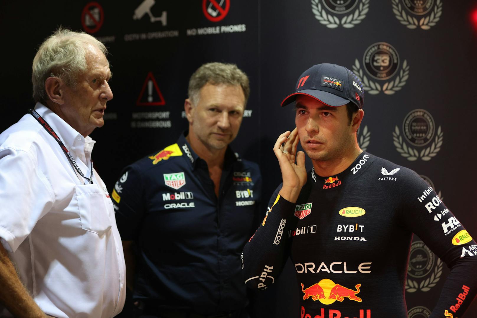 Red-Bull-Motorsportboss Helmut Marko, Teamchef Christian Horner und Pilot Sergio Perez.