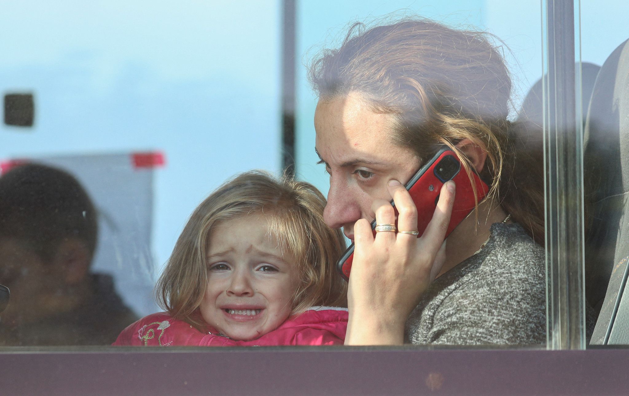 Sie mussten vor der aserbaidschanischen Aggression fliehen: eine Mutter und ihr Kind in einem Bus am Checkpoint in Kornidzor, Armenien. 