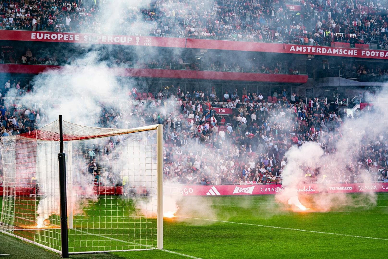 Spielabbruch! Ajax-Fans rasten gegen Trauner-Klub aus