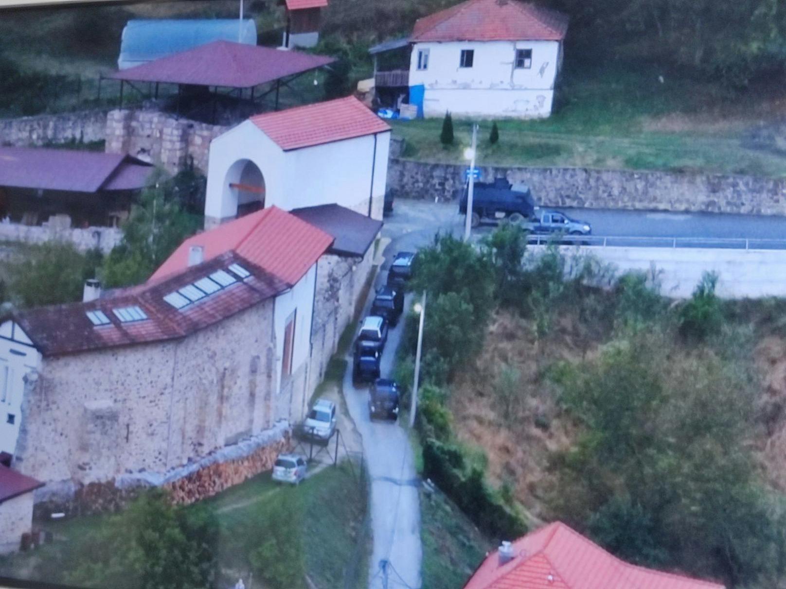 Bewaffnete stürmen Kloster – im Kosovo fallen Schüsse