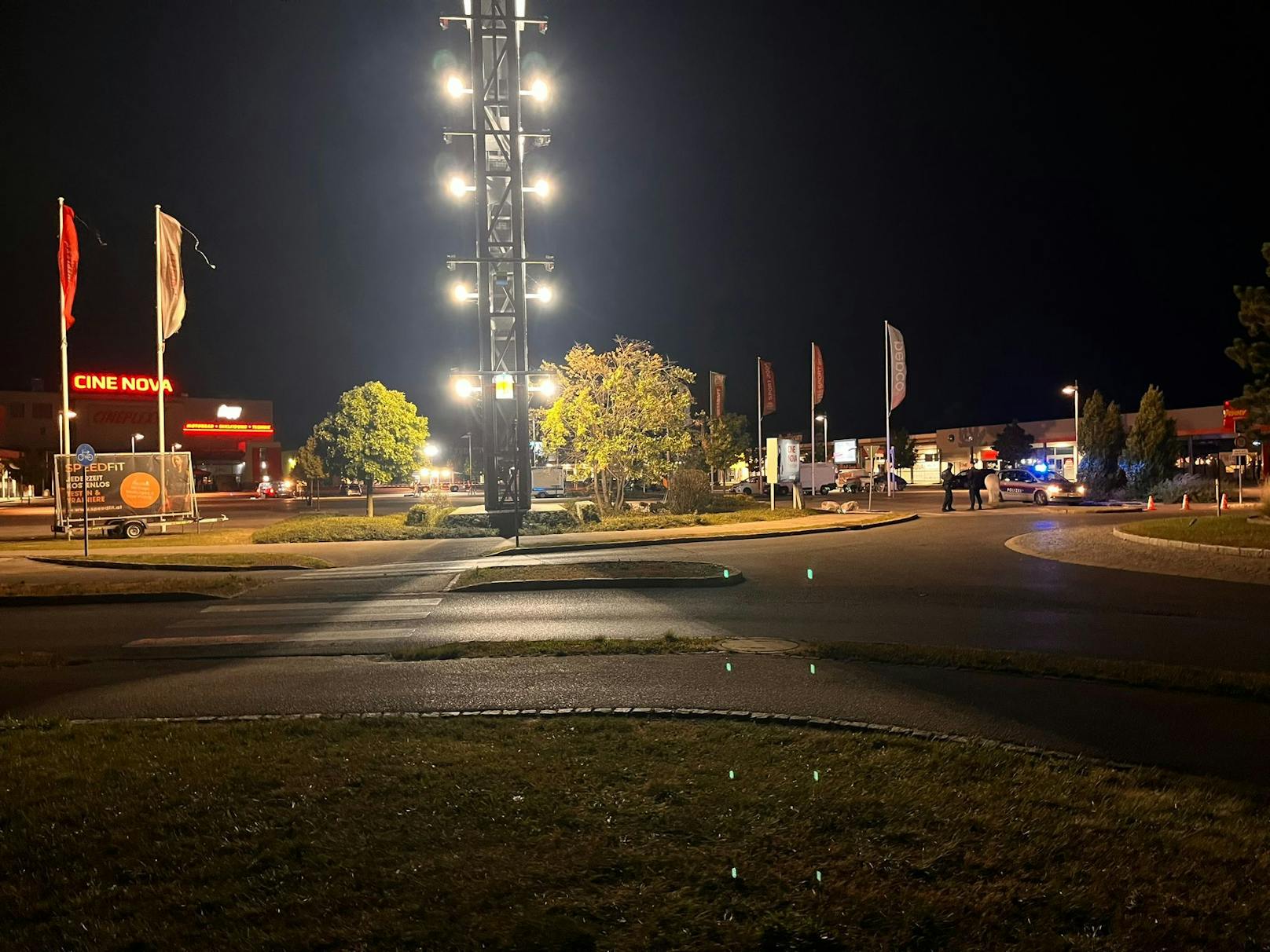 Das Cine Nova in der Nacht auf Sonntag kurz nach der Bluttat.