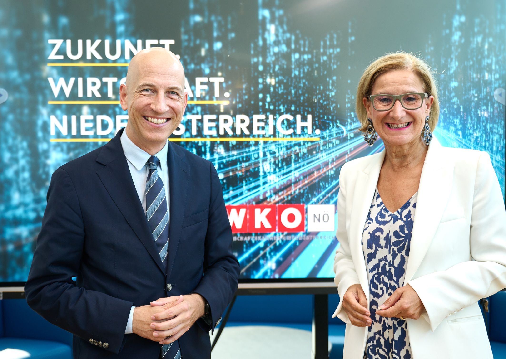 Bundesminister Martin Kocher und Landeshauptfrau Johanna Mikl-Leitner bei der Studienpräsentation „Zukunft.Wirtschaft.Niederösterreich“ im Haus der Digitalisierung in Tulln.