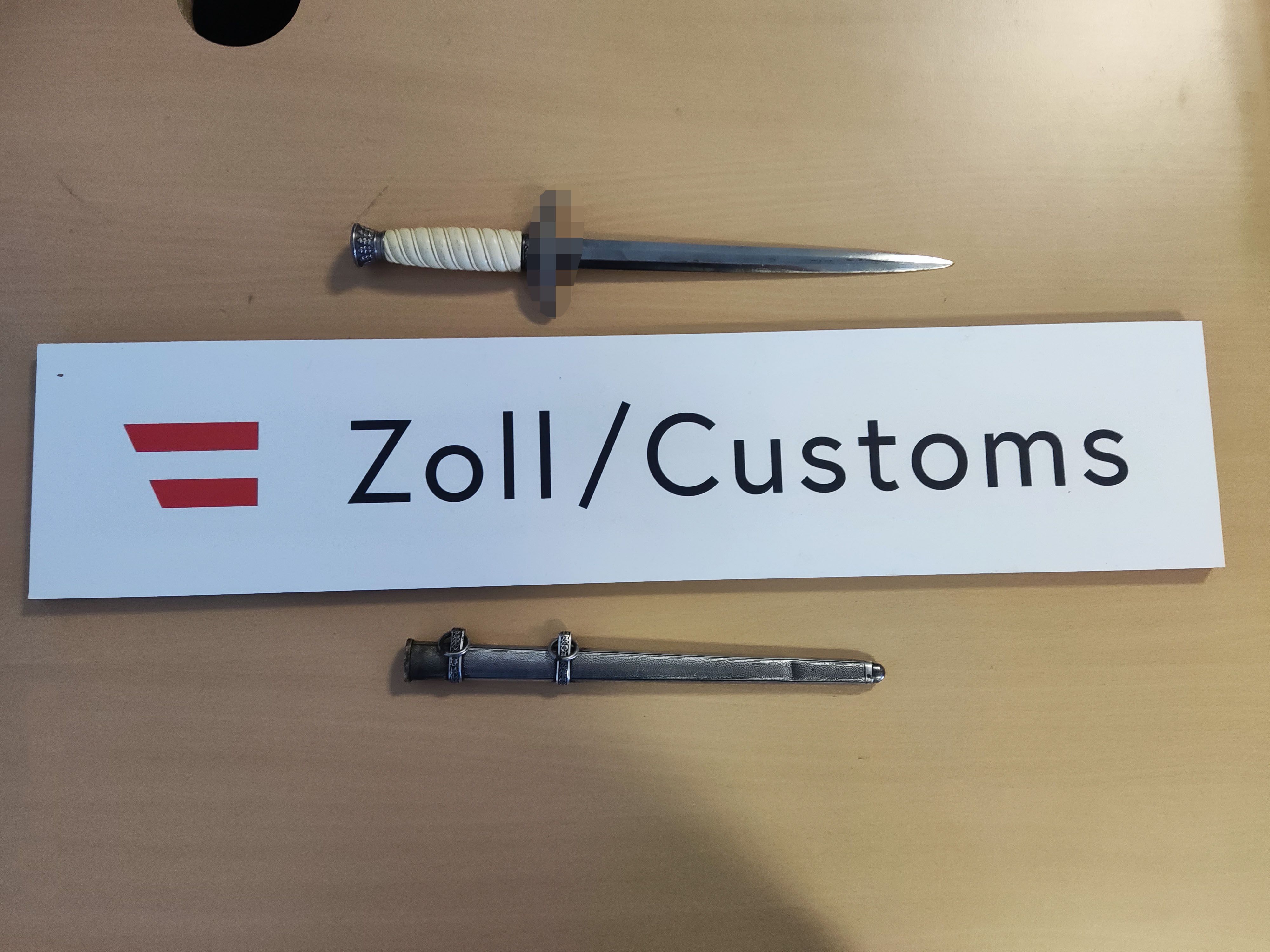 Der Dolch mit Nazi-Emblem (verpixelt) wurde im Juli in Wien-Liesing gefunden.