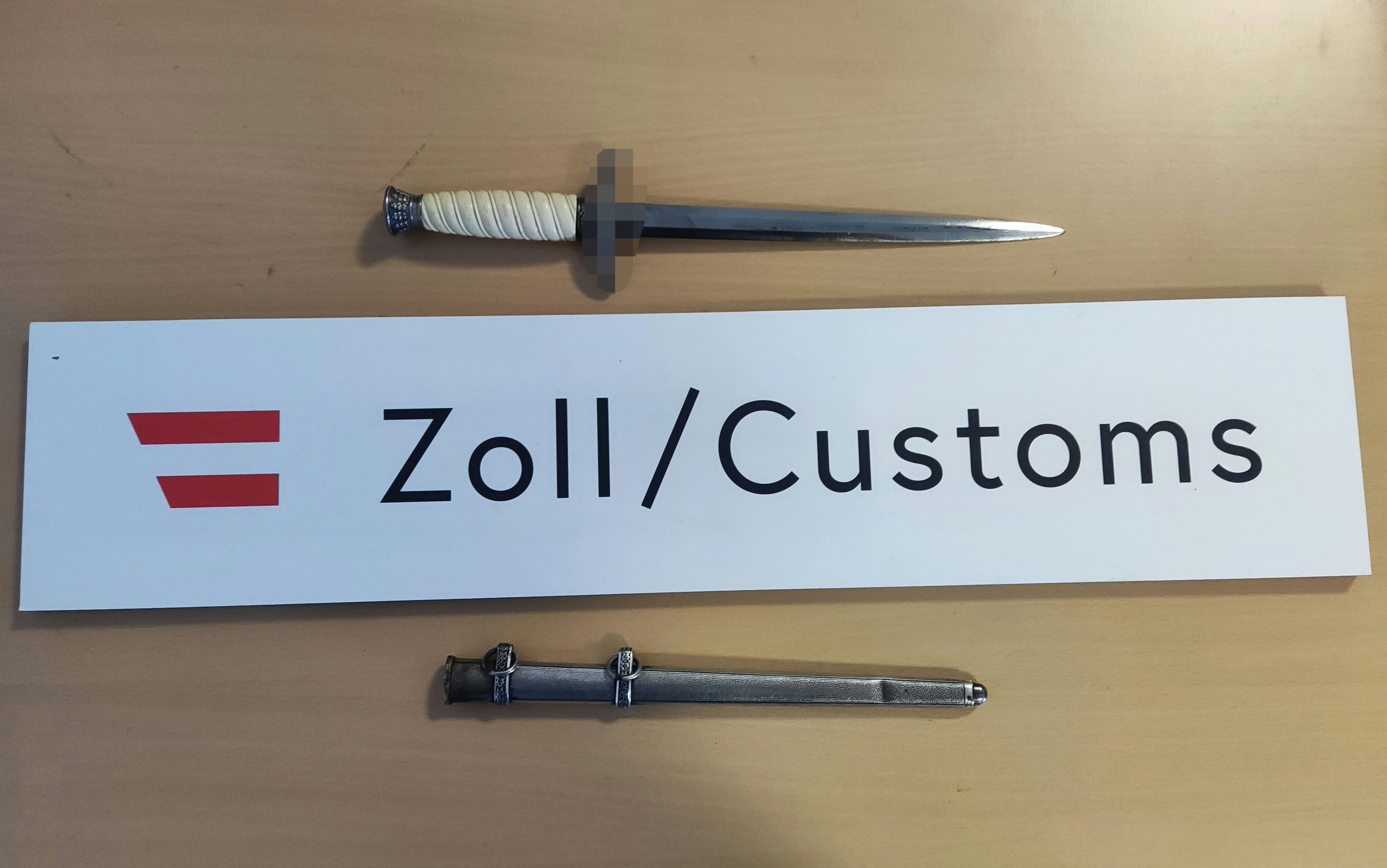 Der Dolch mit Nazi-Emblem (verpixelt) wurde im Juli in Wien-Liesing gefunden.