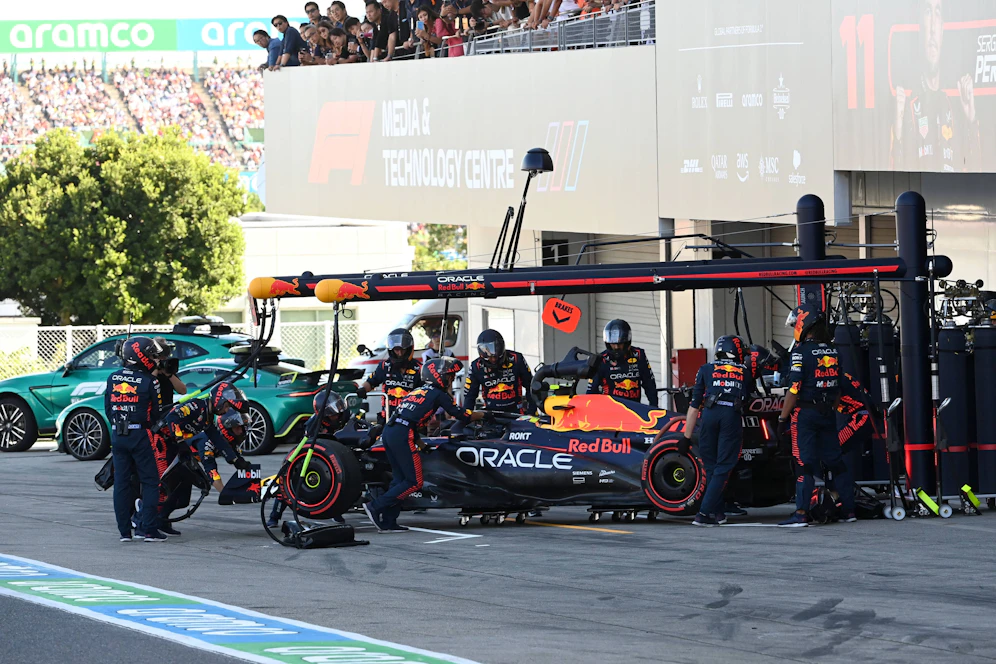 Sergio Perez gibt auf, kommt zurück, gibt dann wieder auf.
