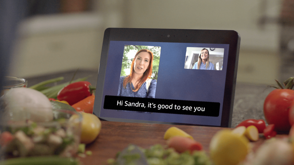 Amazon Sprachassistentin Alexa wird bald auf Echo-Show-Geräten Untertitel fast in Echtzeit anbieten können.