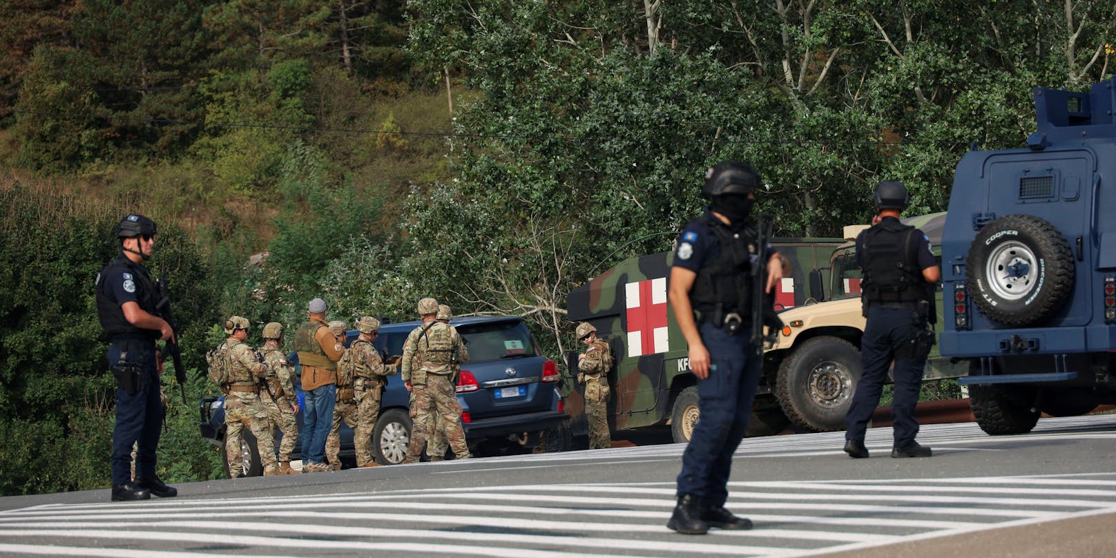 Polizei und Soldaten halten in Josevik Wache. 
