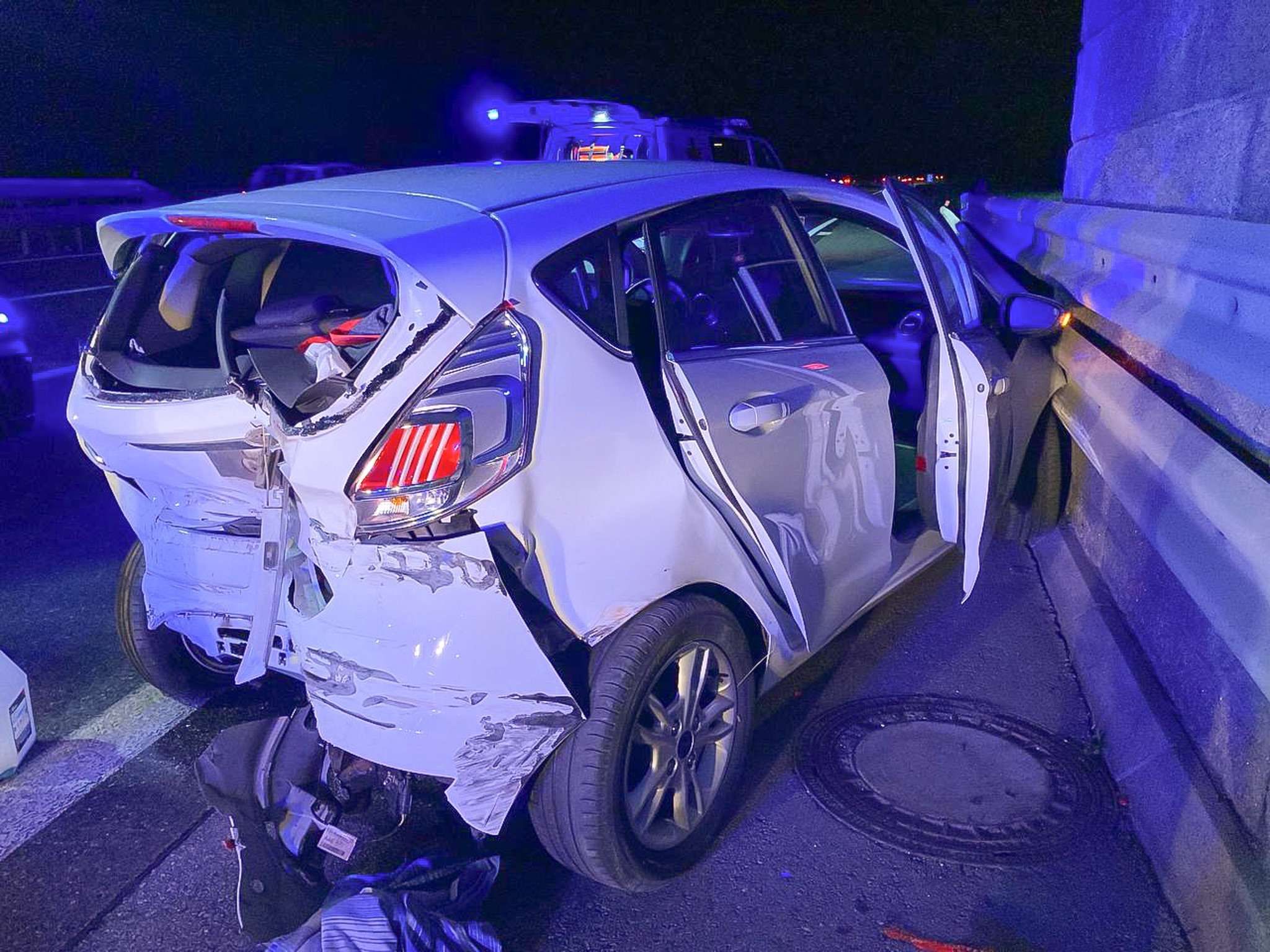 Zwei Fahrzeuge krachten auf der A1 bei Pöchlarn zusammen.